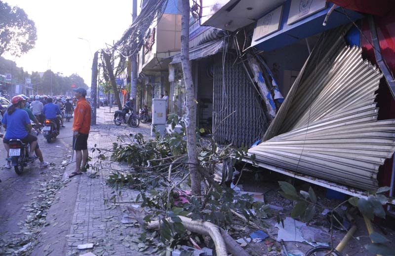Nguoi uong ca phe o Sai Gon bo chay khi xe container lao toi hinh anh