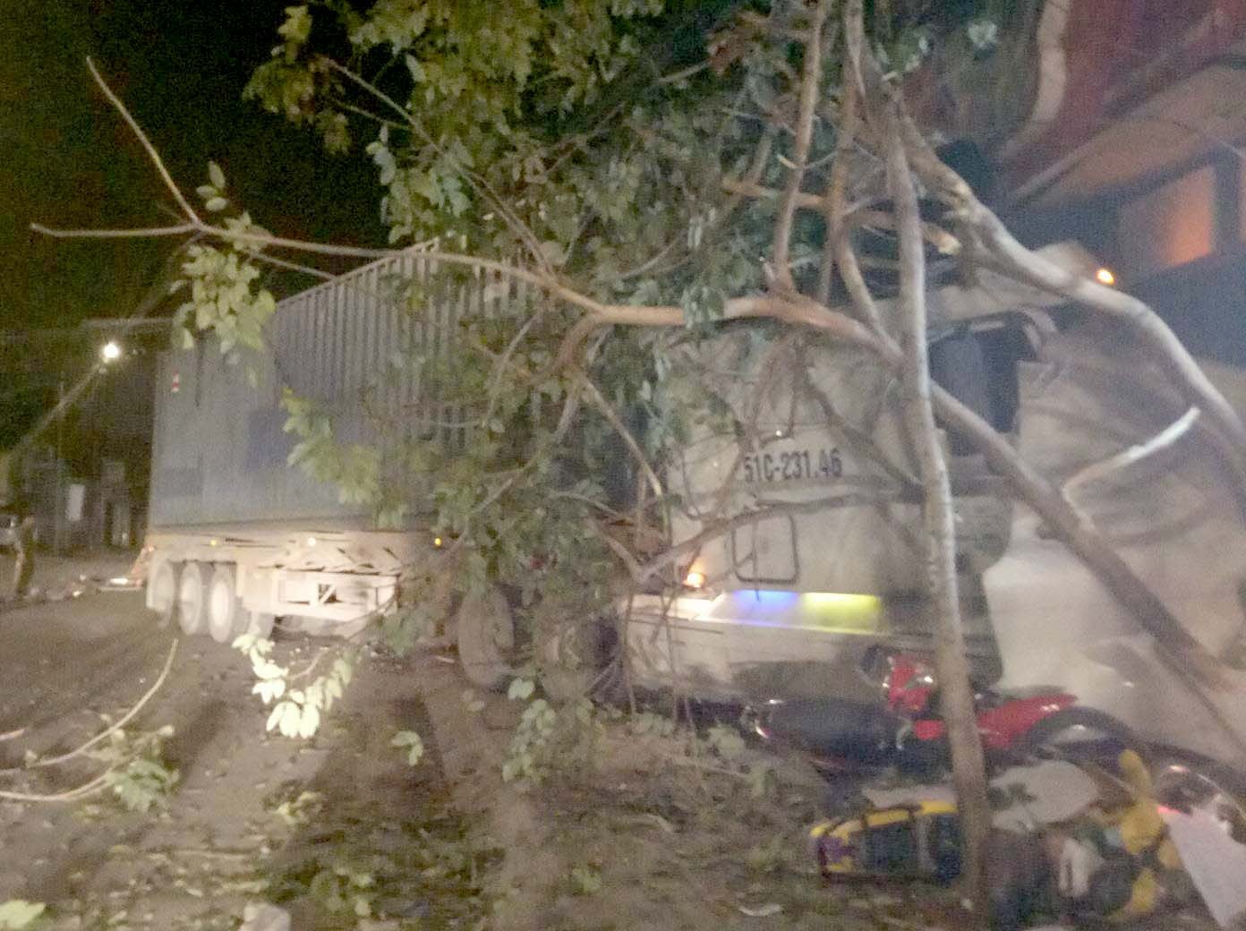 xe đầu kéo tông sập nhà dân ảnh 1 xe dau keo tong sap nha dan anh 1