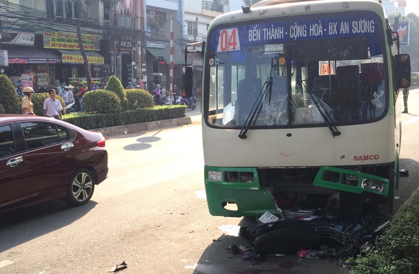 Xe buyt tong 2 ong chau o Sai Gon, mot nguoi tu vong hinh anh