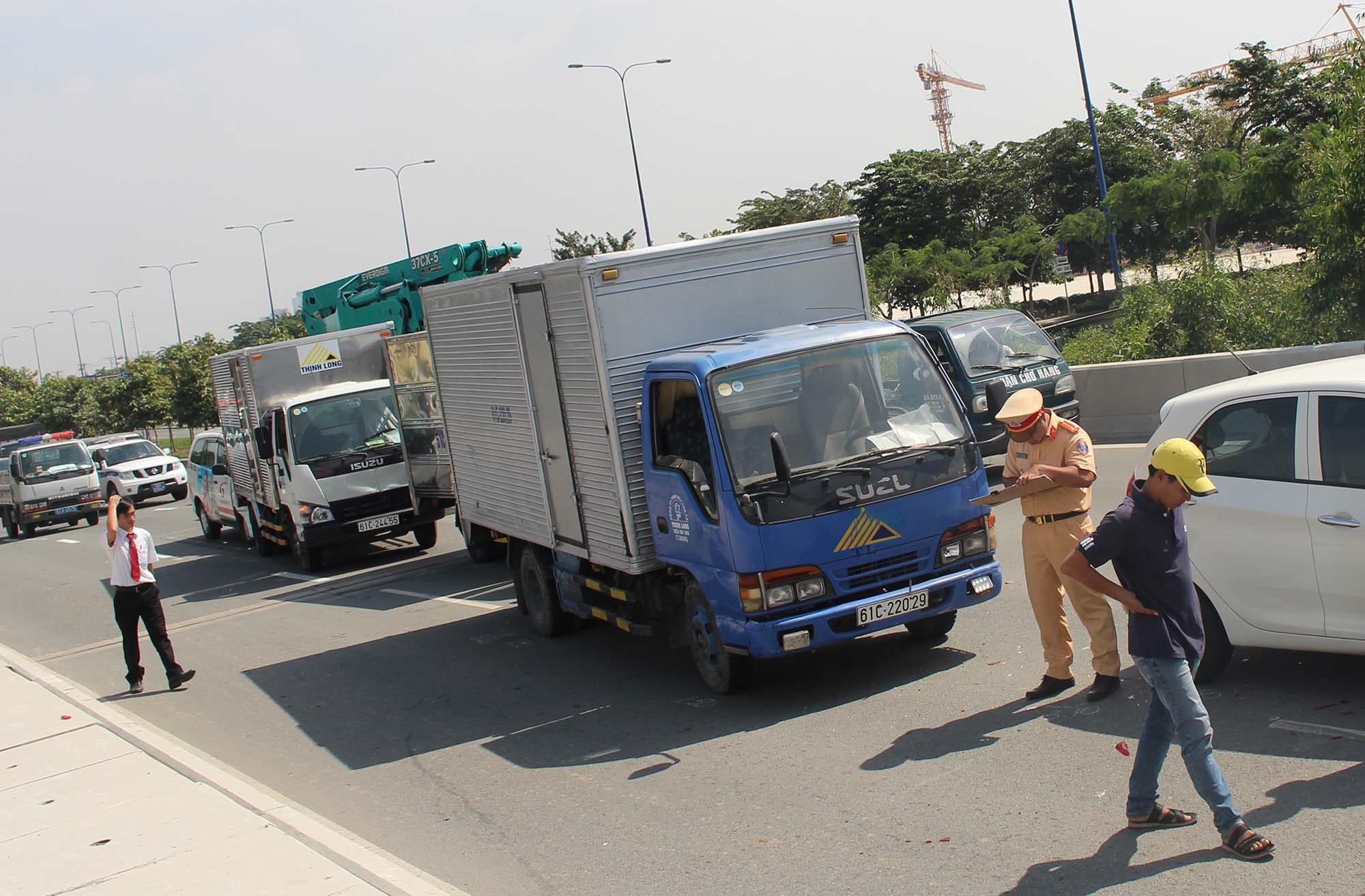 Nam oto tong lien hoan o Sai Gon, dai lo Mai Chi Tho un tac hinh anh