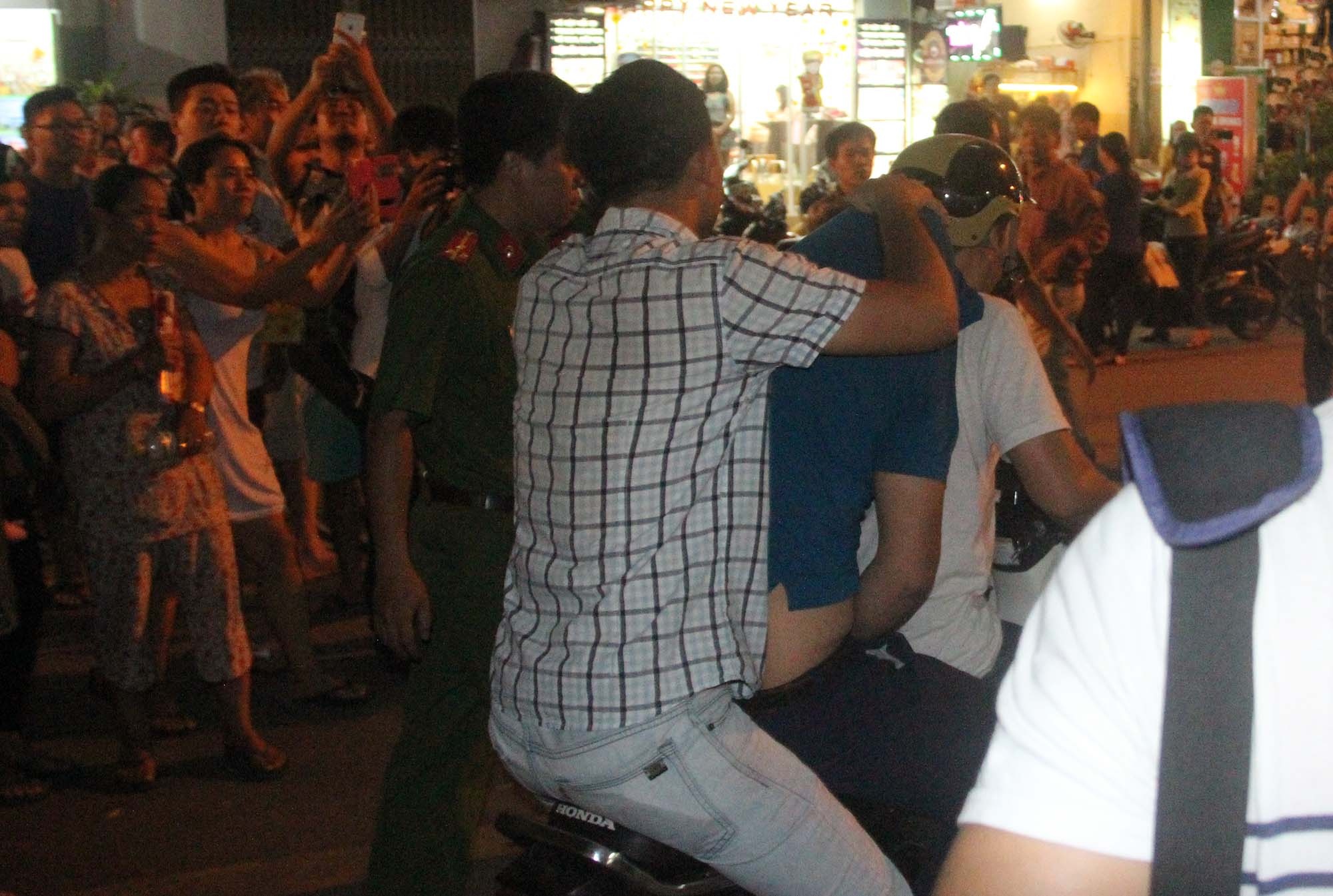 Canh sat ap giai nghi pham giet nu sinh o chung cu Ha Do hinh anh