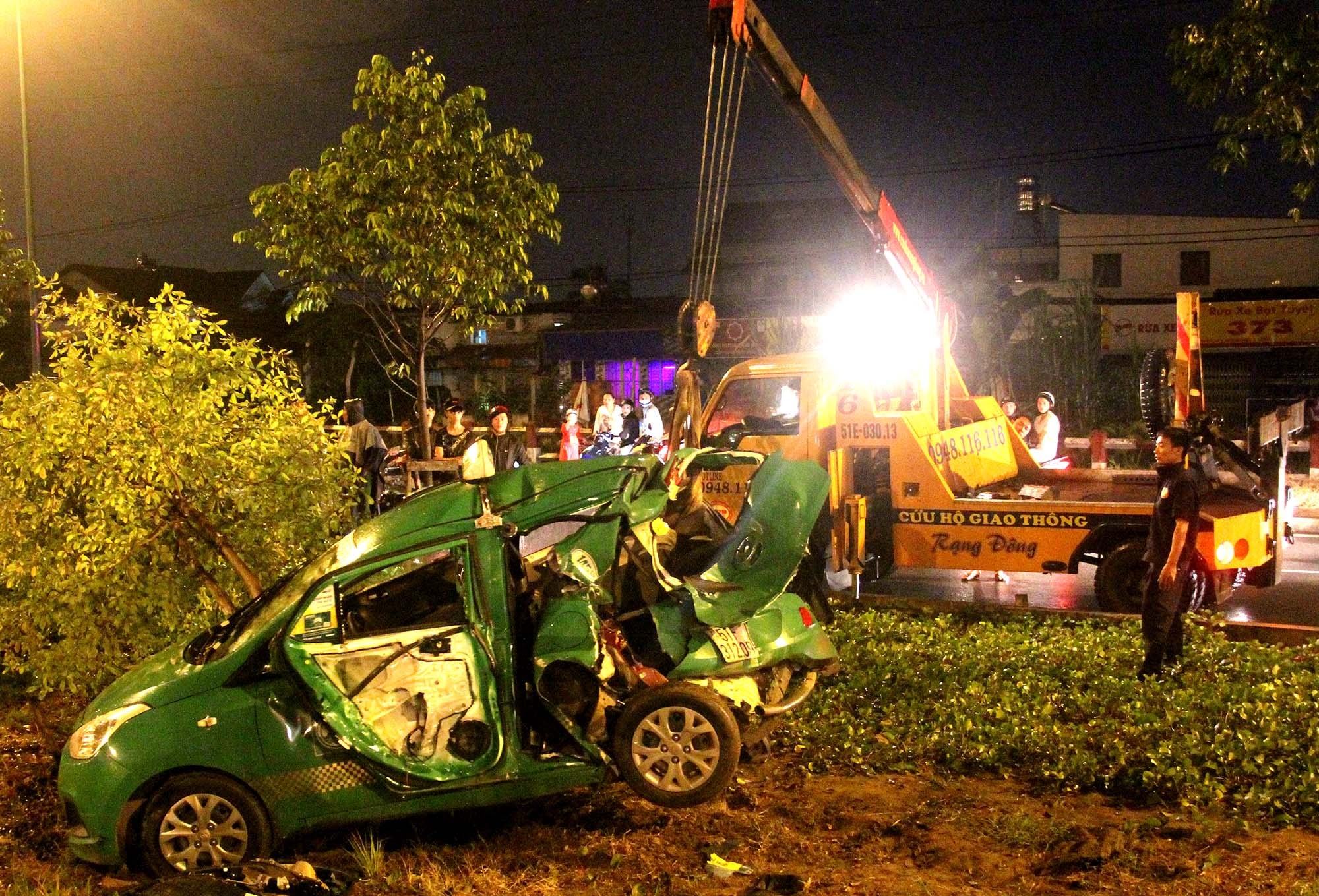 Taxi Mai Linh bep dum sau tai nan, 4 nguoi bi thuong hinh anh