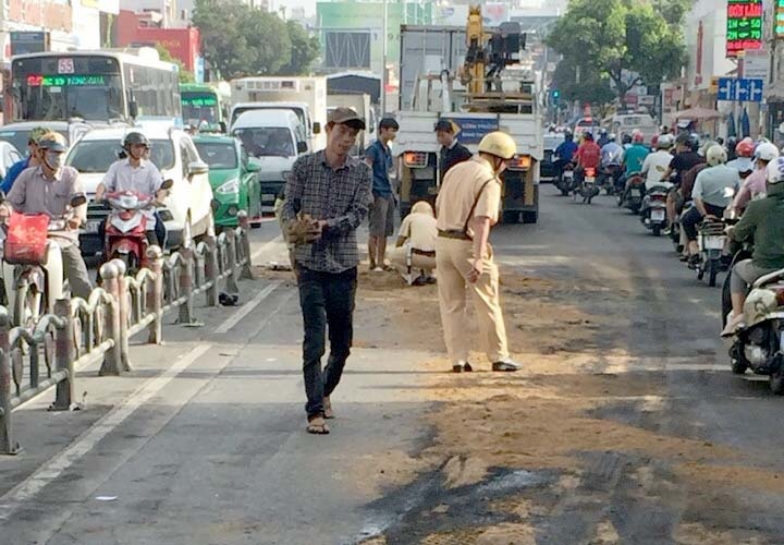 csgt rải cát lấp dầu nhớt trên đường ảnh 2 csgt rai cat lap dau nhot tren duong anh 2