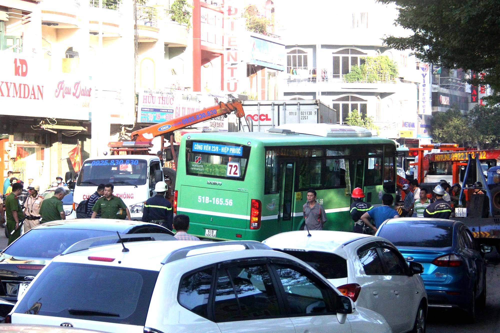 Xe dau keo tong xe buyt o sai gon anh 7