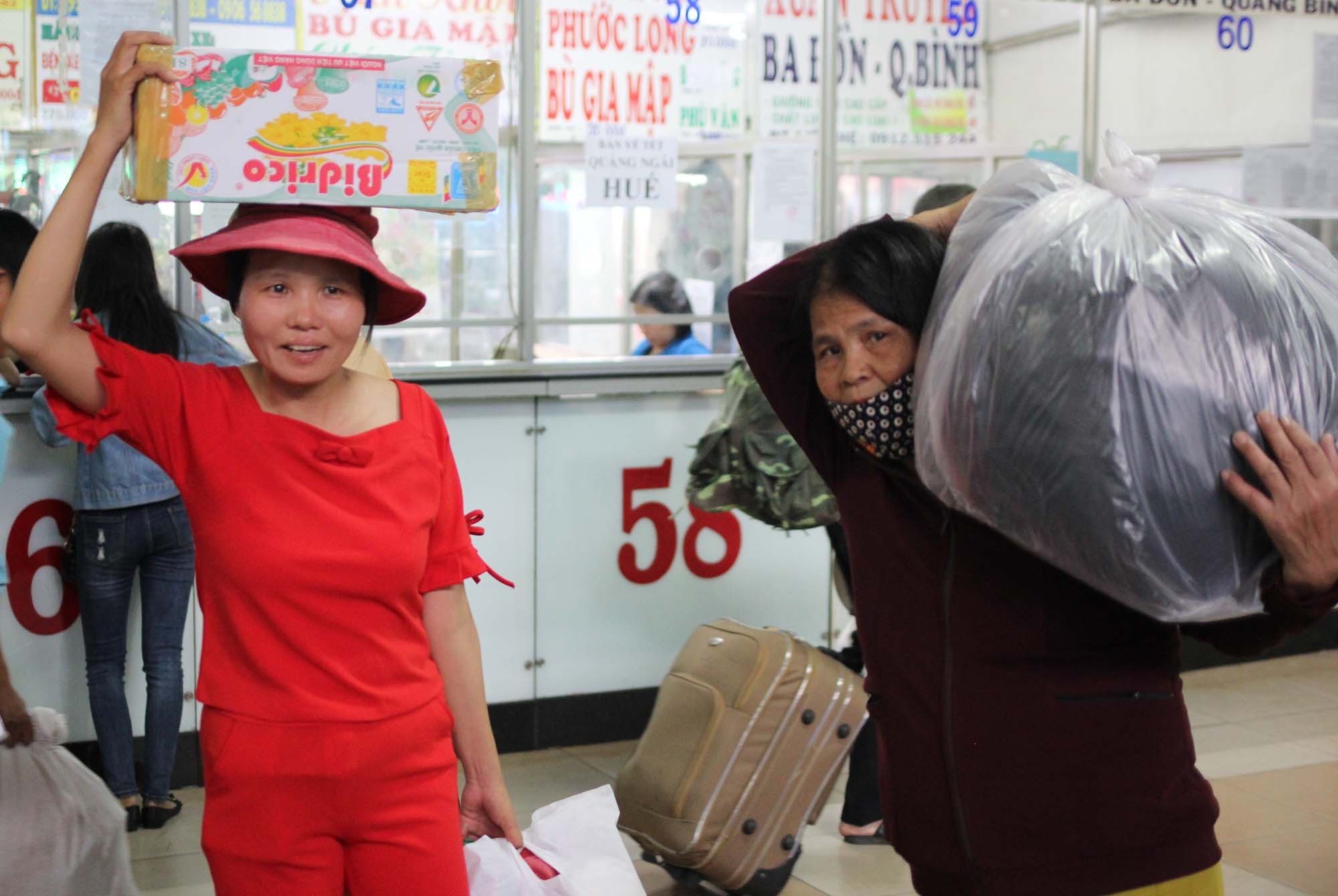 Nguoi dan nam vat va o ben xe anh 2