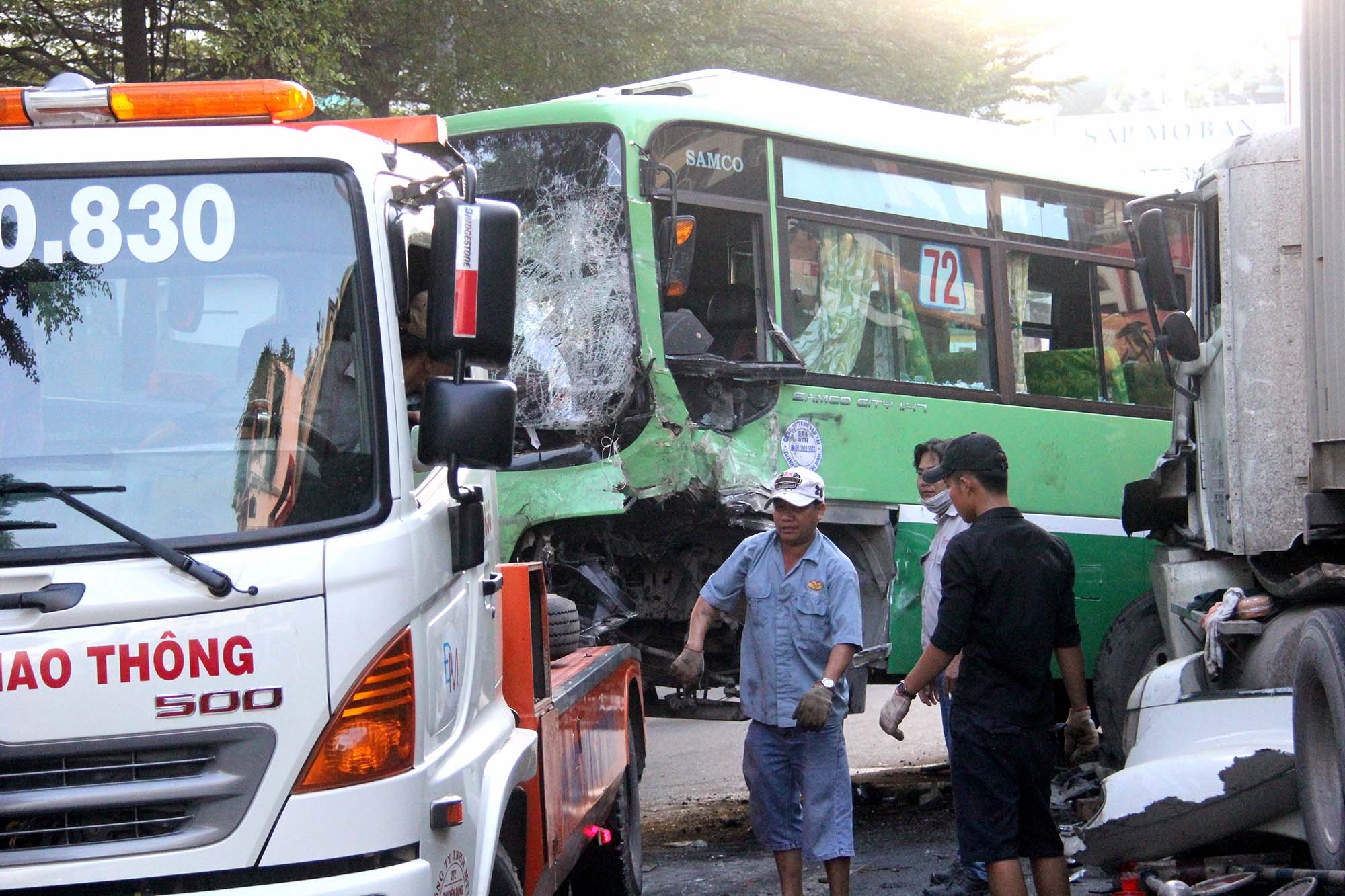 Xe dau keo tong xe buyt o sai gon anh 5