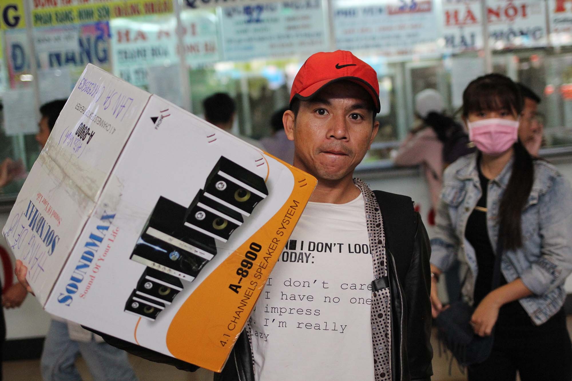 Nguoi dan nam vat va o ben xe anh 1