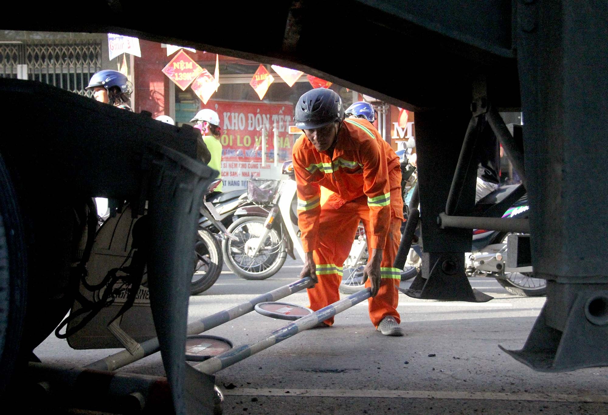 Xe dau keo tong xe buyt o sai gon anh 6