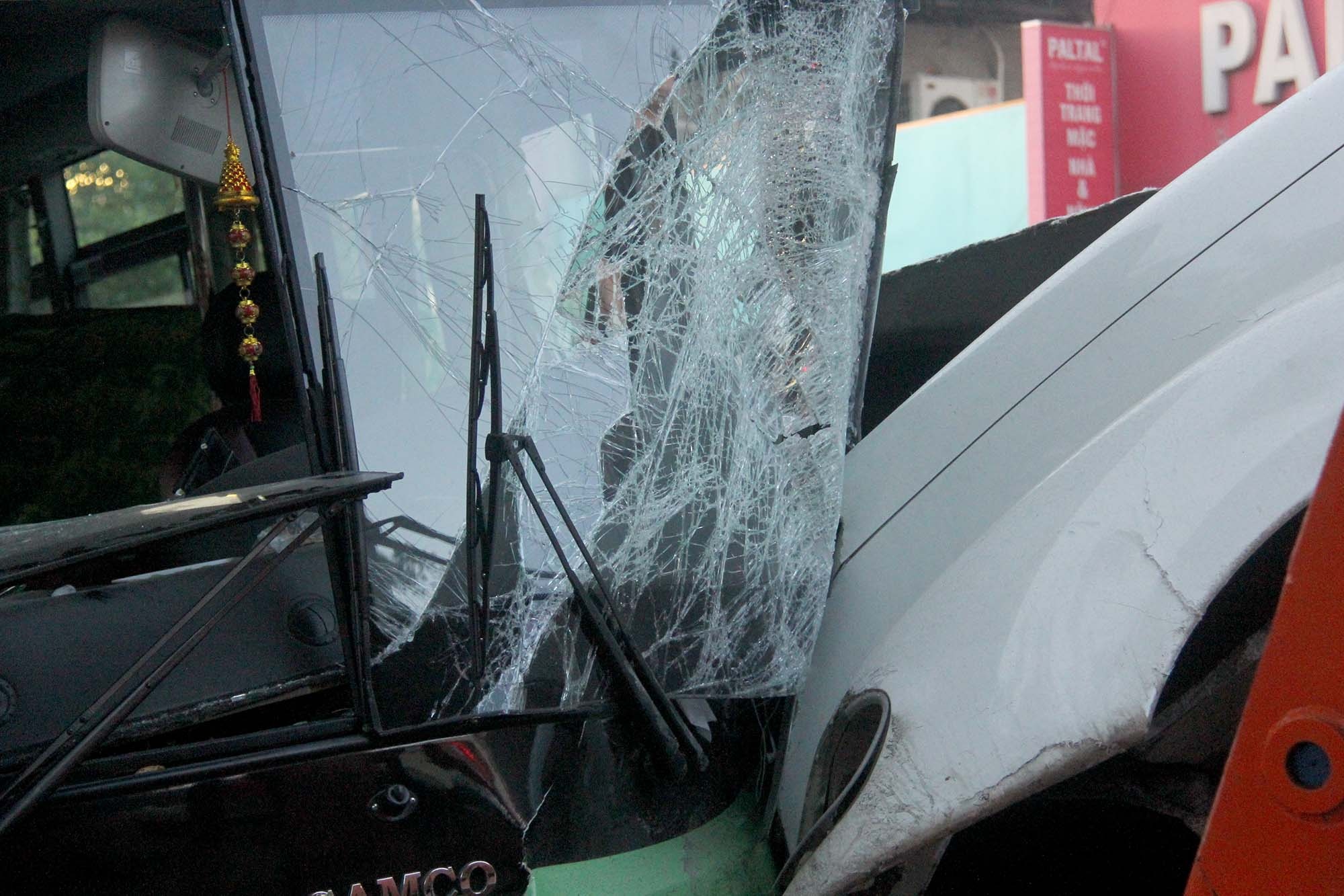 Xe dau keo tong xe buyt o sai gon anh 2