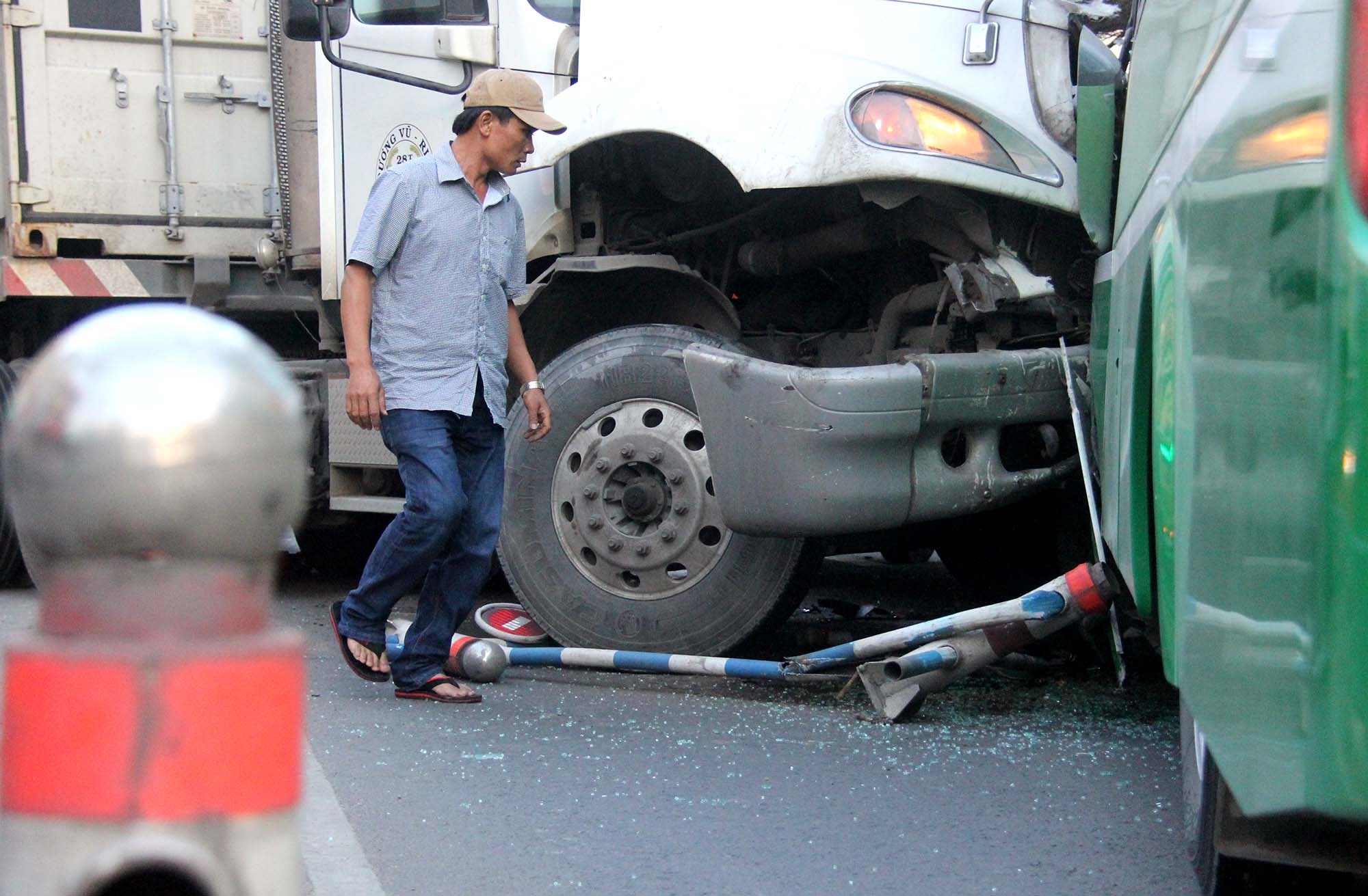 Xe dau keo tong xe buyt o sai gon anh 3