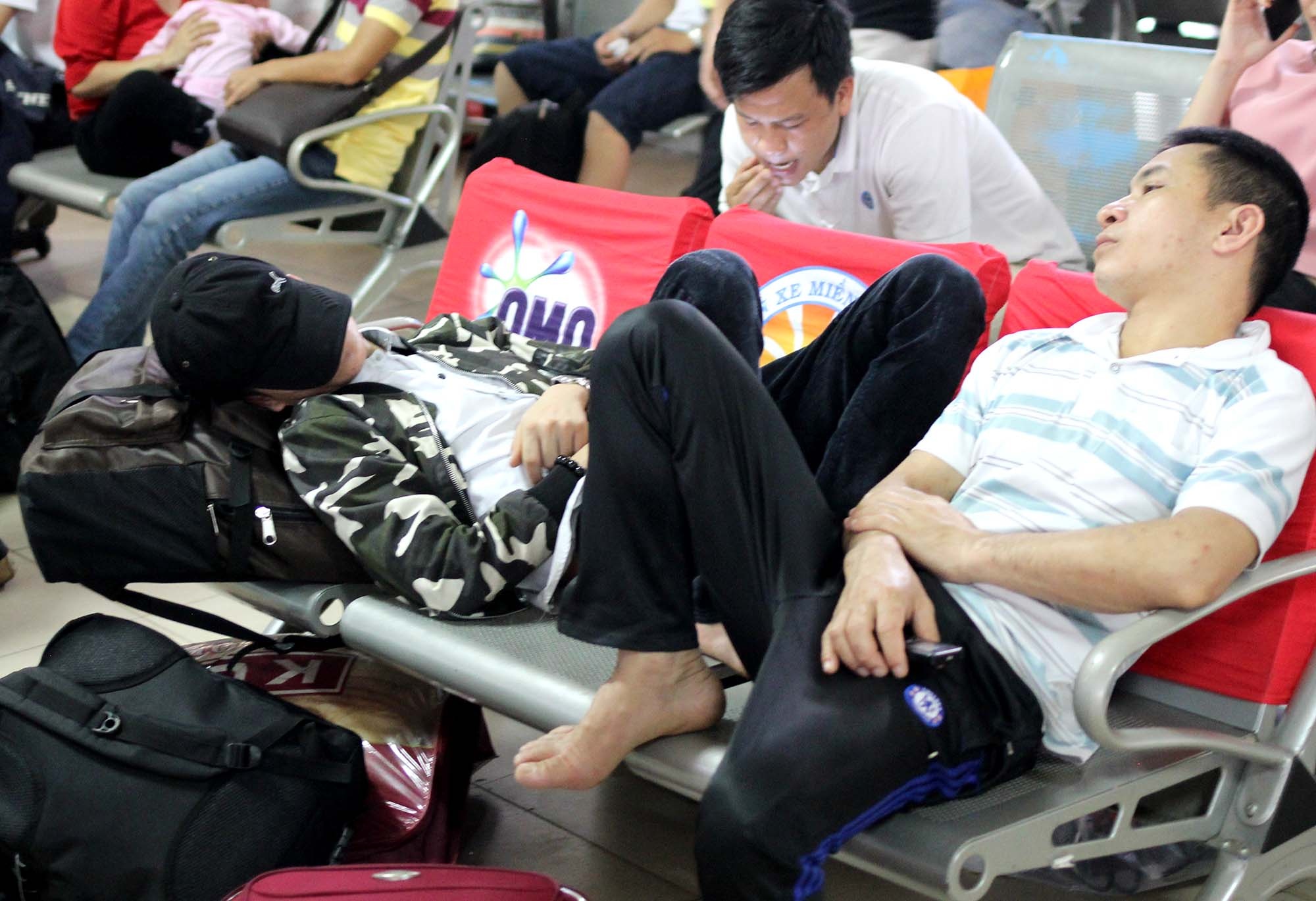 Nguoi dan nam vat va o ben xe anh 4