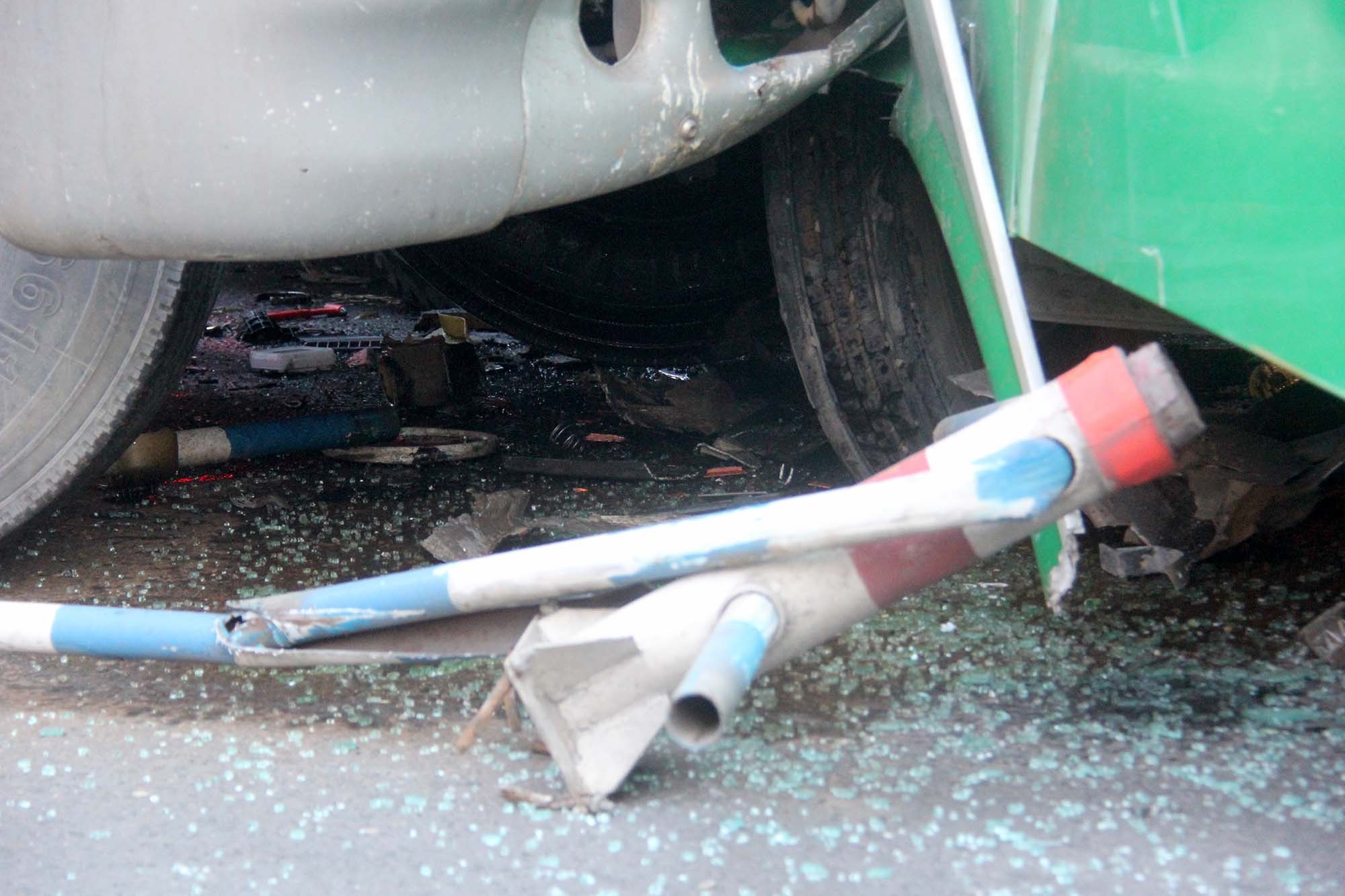 Xe dau keo tong xe buyt o sai gon anh 4