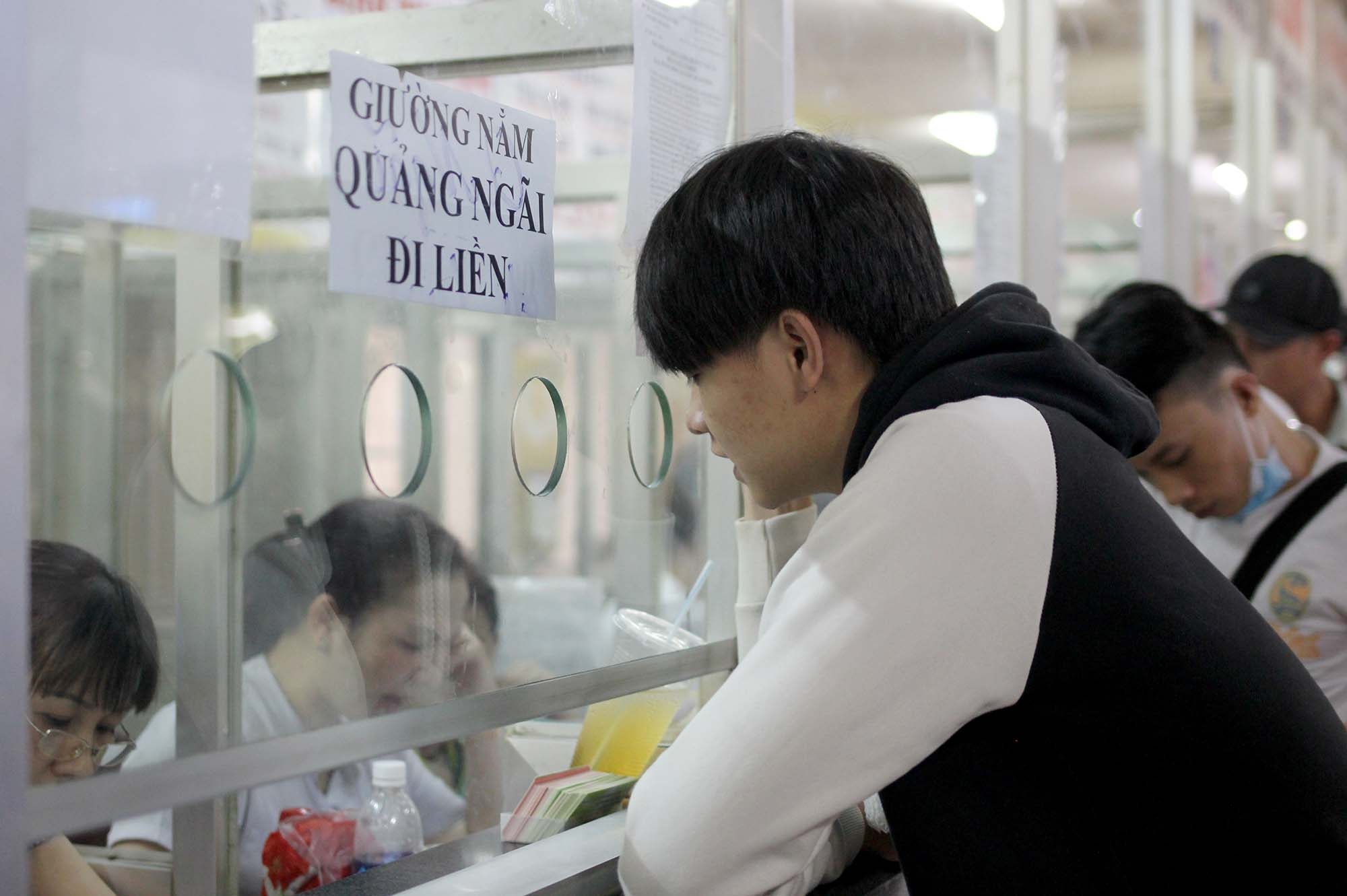 Nguoi dan nam vat va o ben xe anh 3