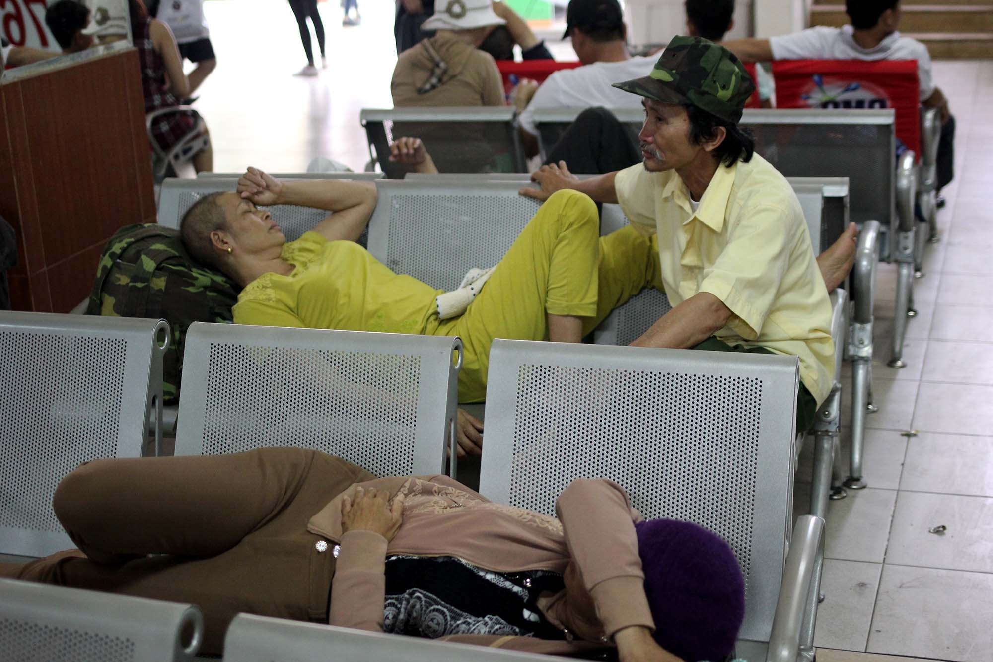 Nguoi dan nam vat va o ben xe anh 7