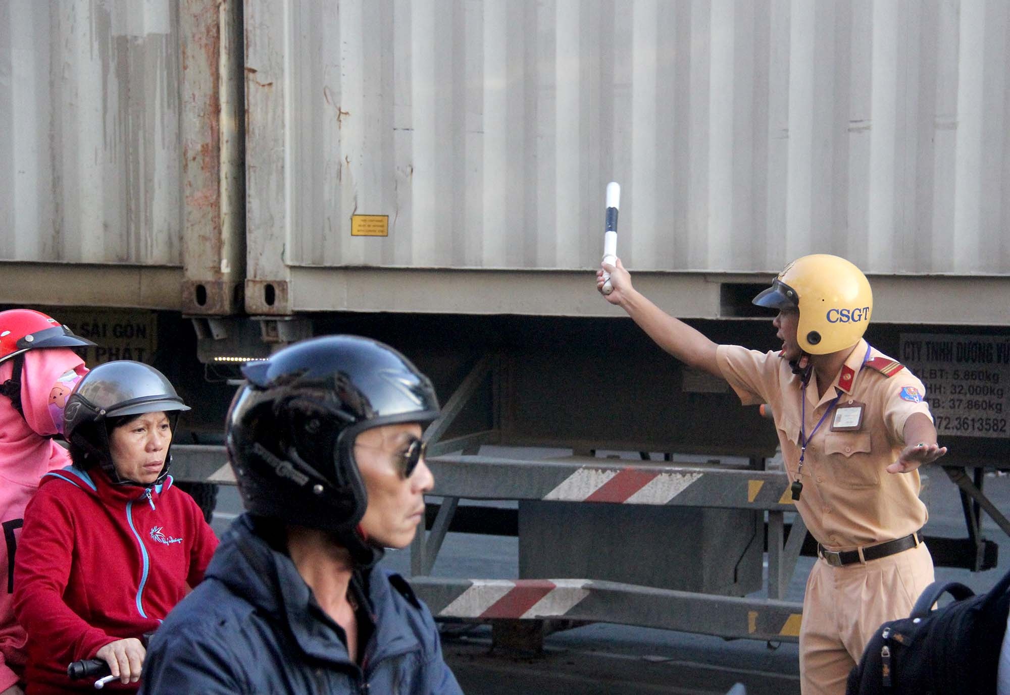 Xe dau keo tong xe buyt o sai gon anh 9