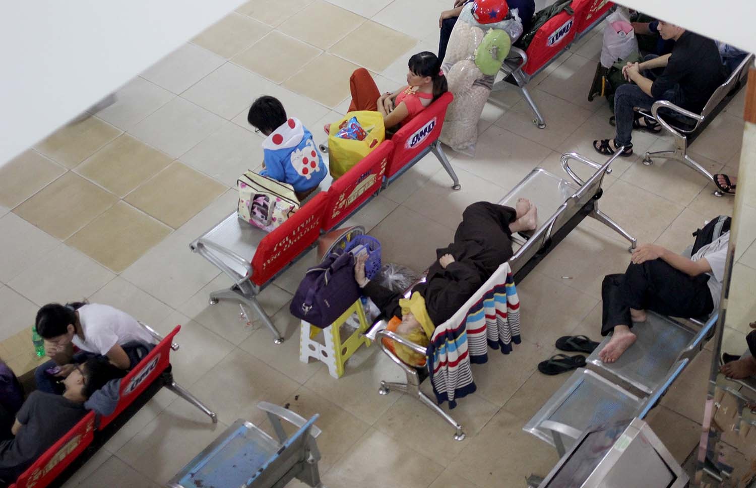 Nguoi dan nam vat va o ben xe anh 9