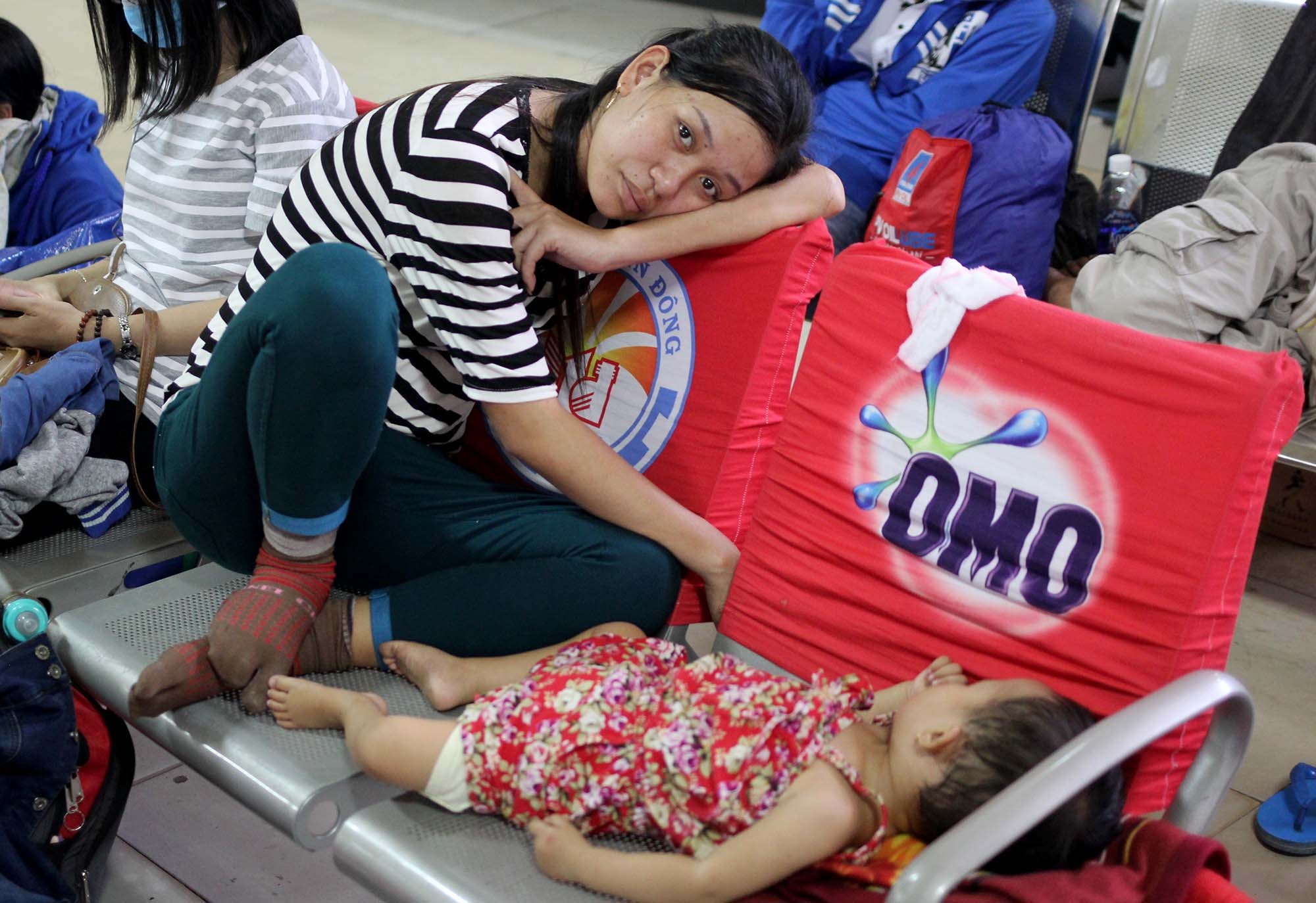 Nguoi dan nam vat va o ben xe anh 5