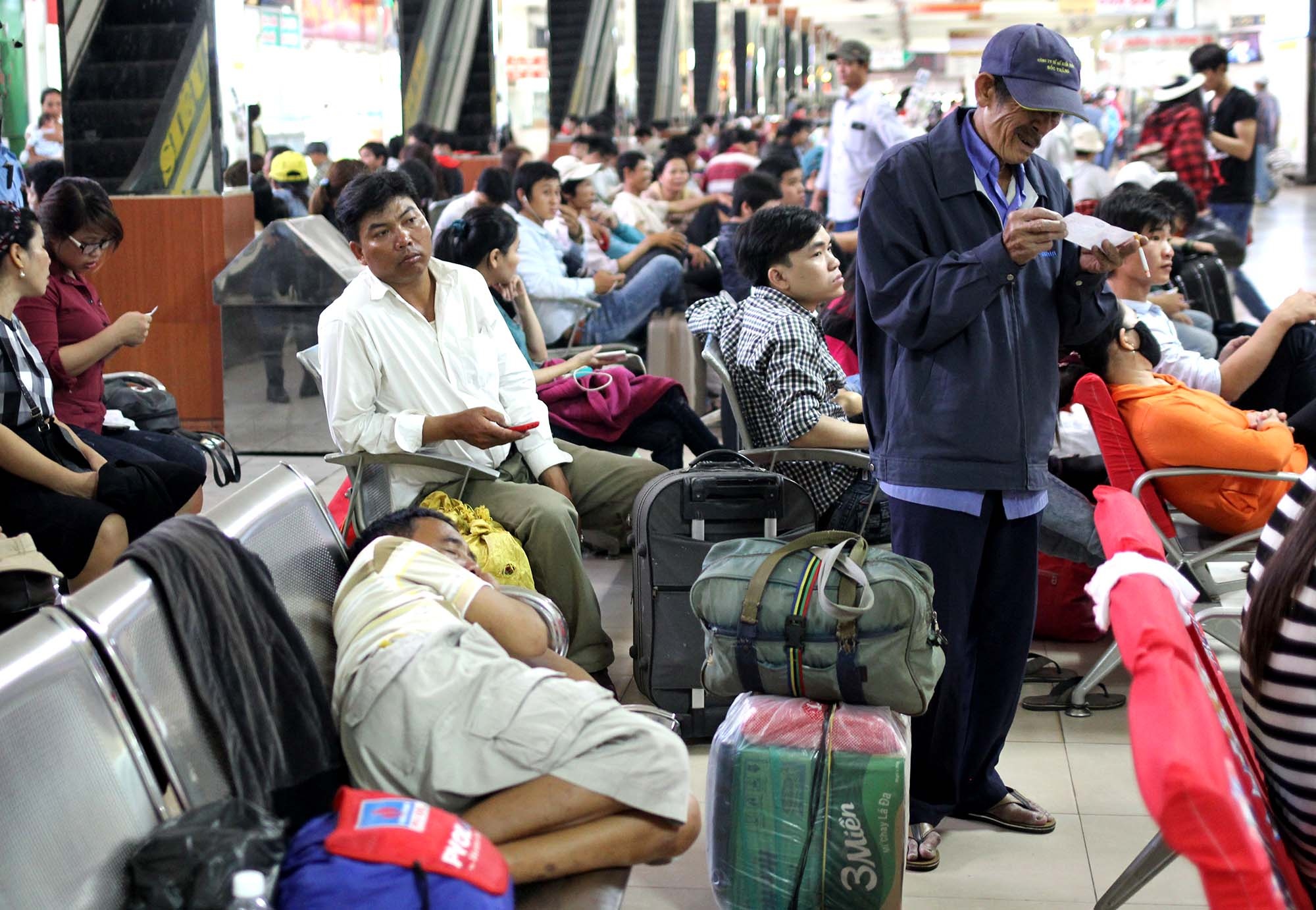 Vat va o Ben xe mien Dong cho len oto ve que don Tet hinh anh