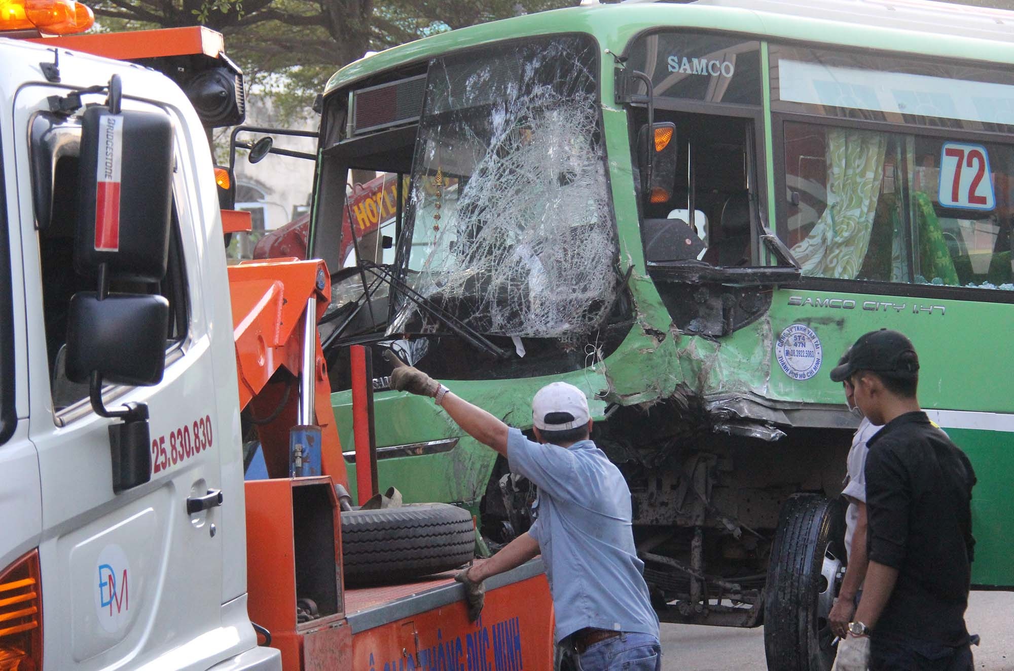 Xe dau keo tong xe buyt o Sai Gon, hon 10 nguoi bi thuong hinh anh