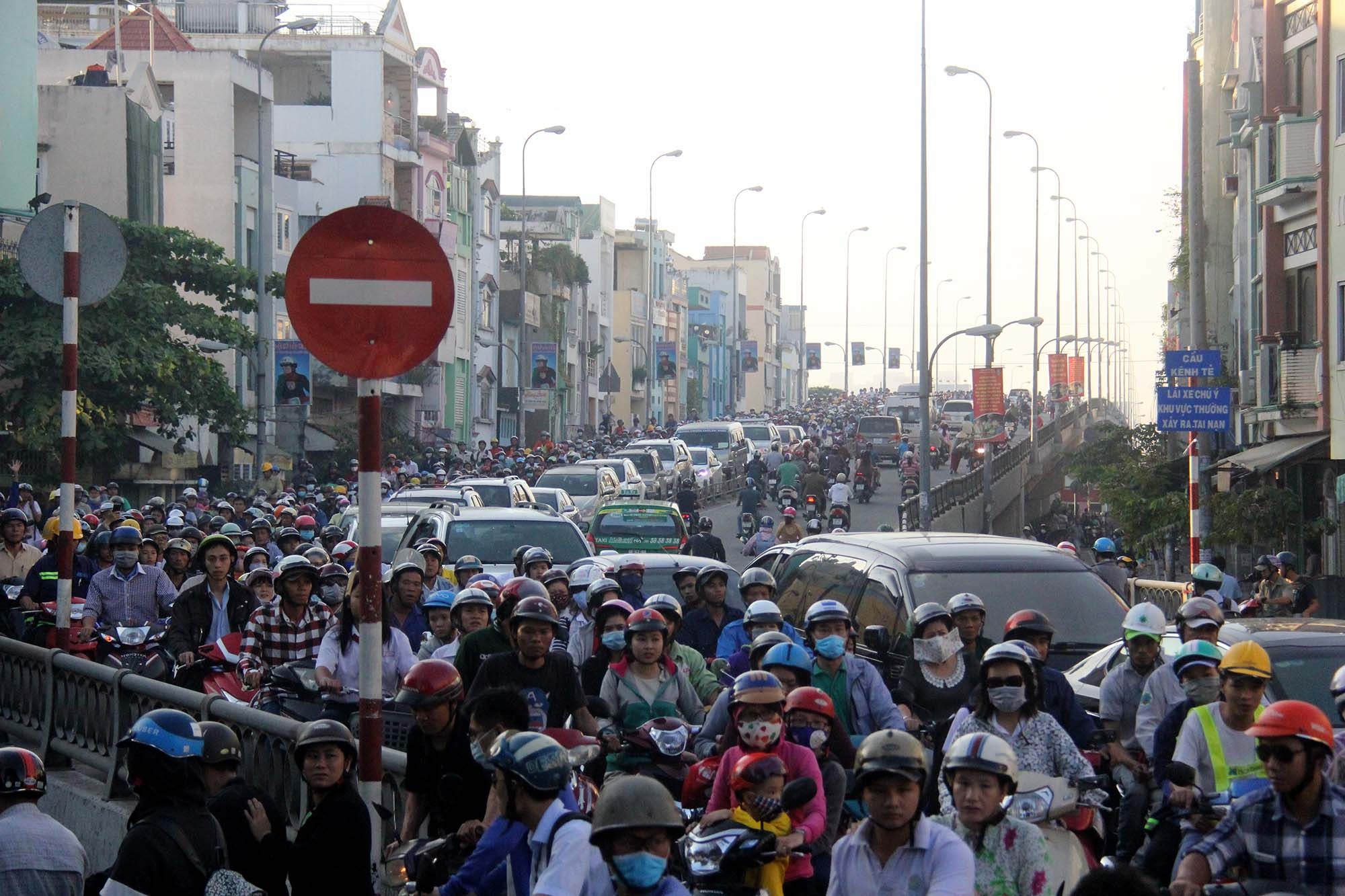 xe container tông xe buýt ở sài gòn ảnh 2 xe container tong xe buyt o sai gon anh 2