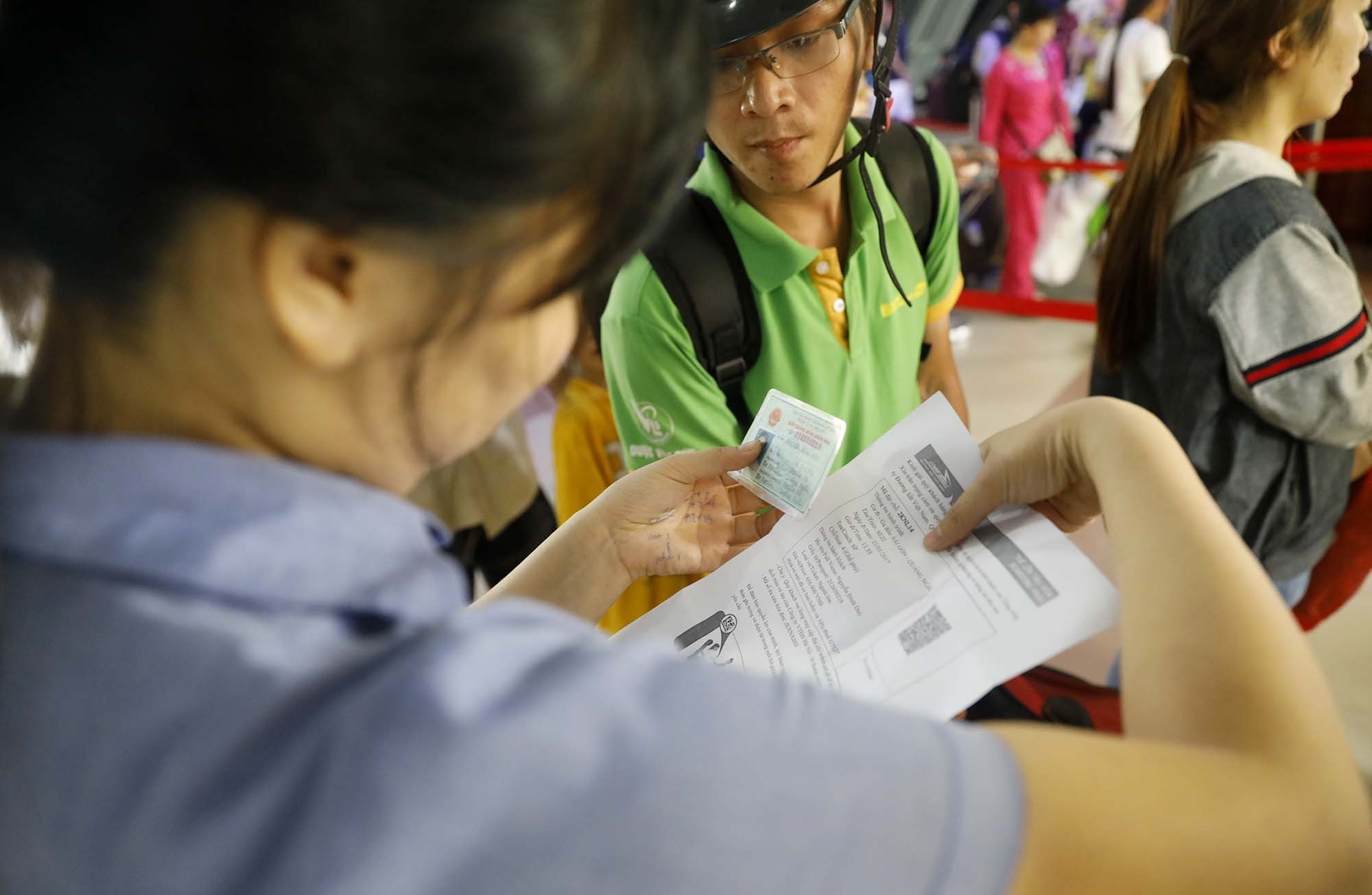 co gai tre gio tau vi ket xe anh 4