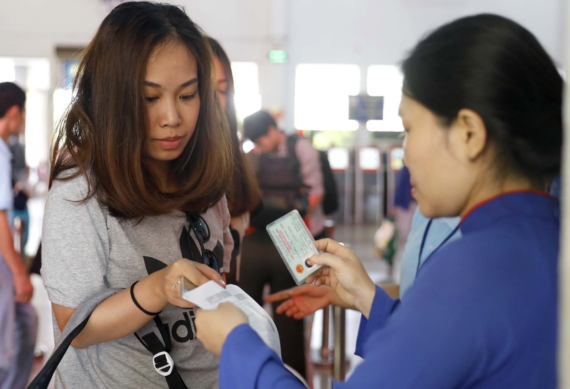 co gai tre gio tau vi ket xe anh 3