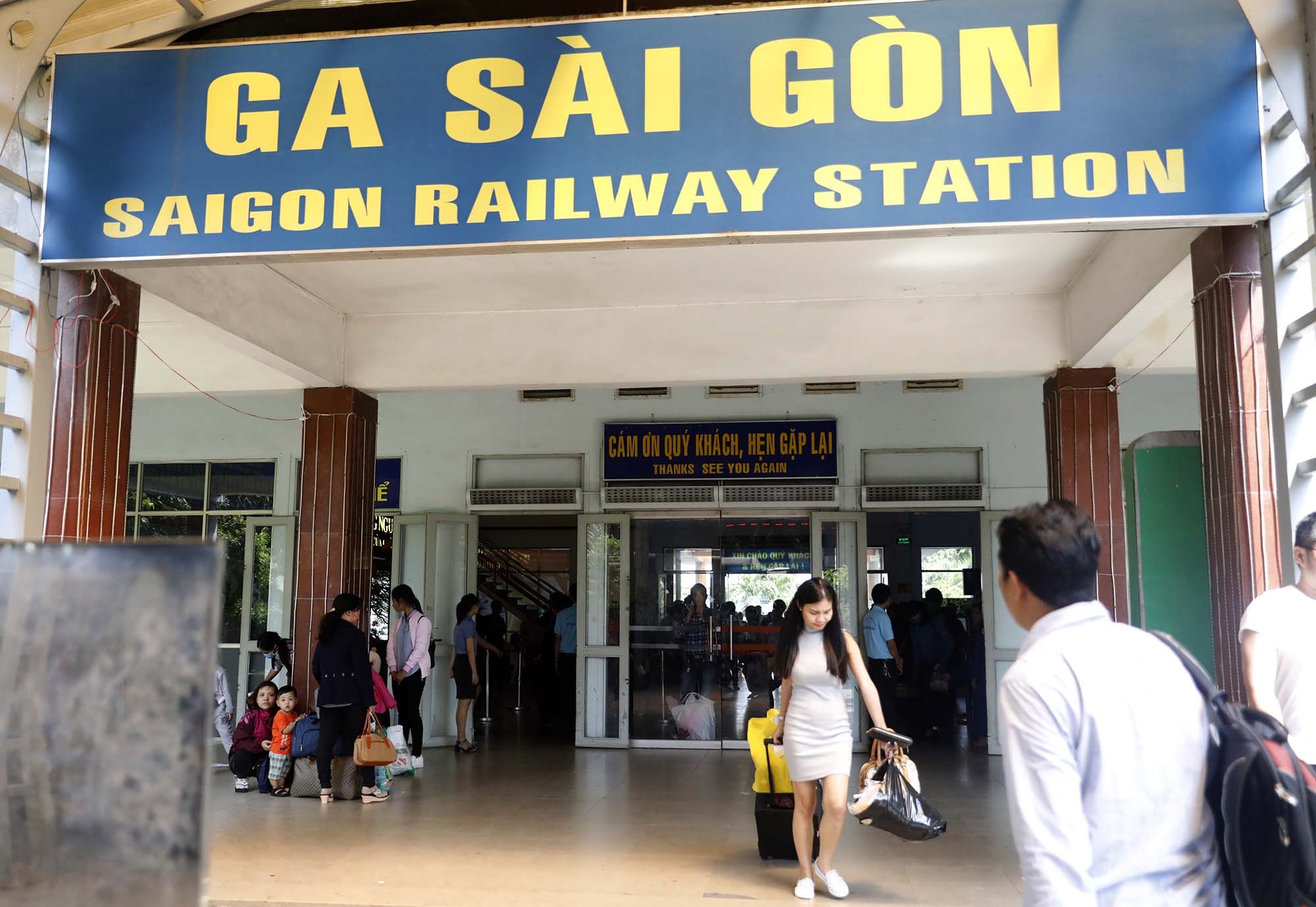 co gai tre gio tau vi ket xe anh 1