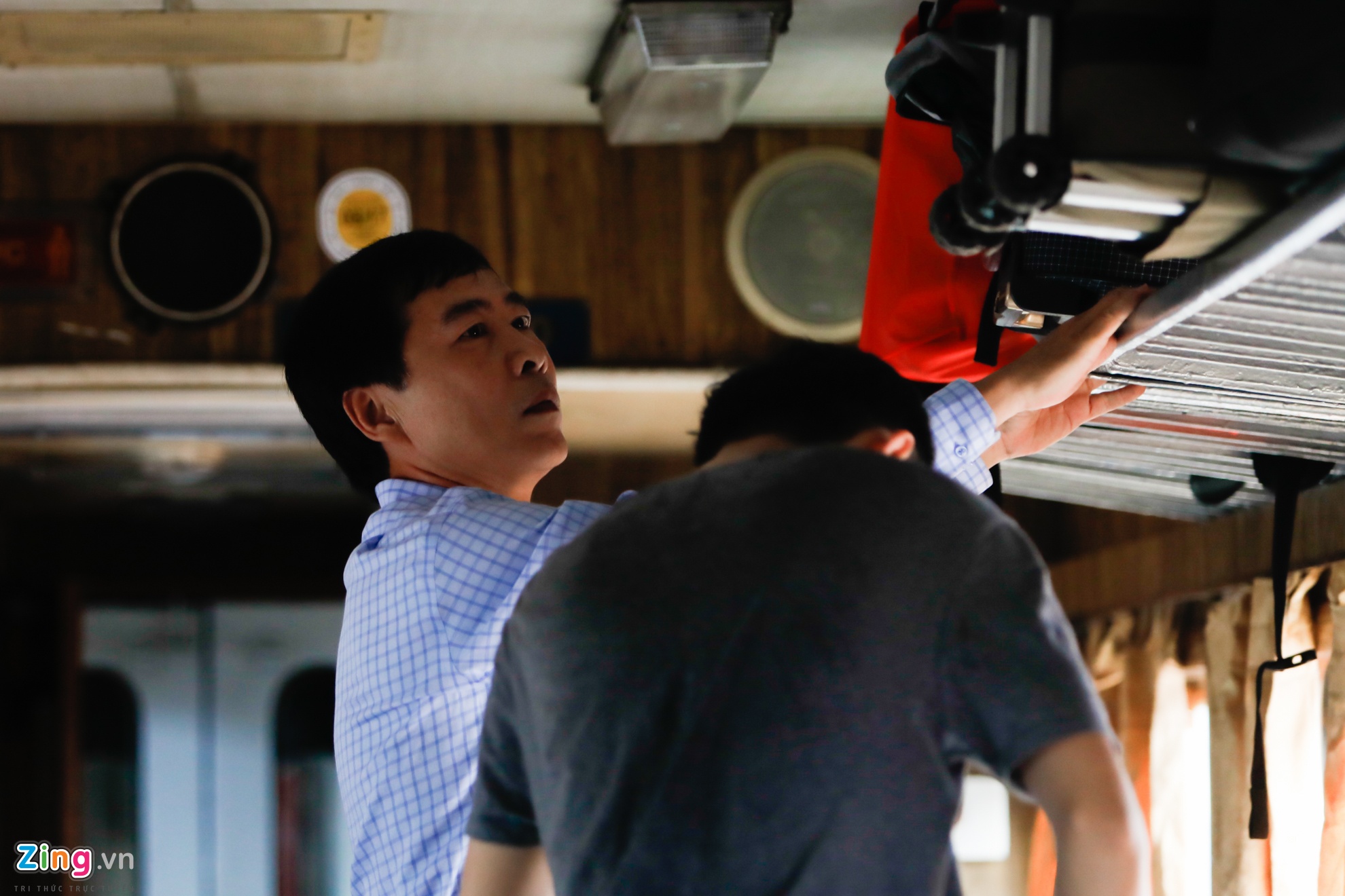 co gai tre gio tau vi ket xe anh 13