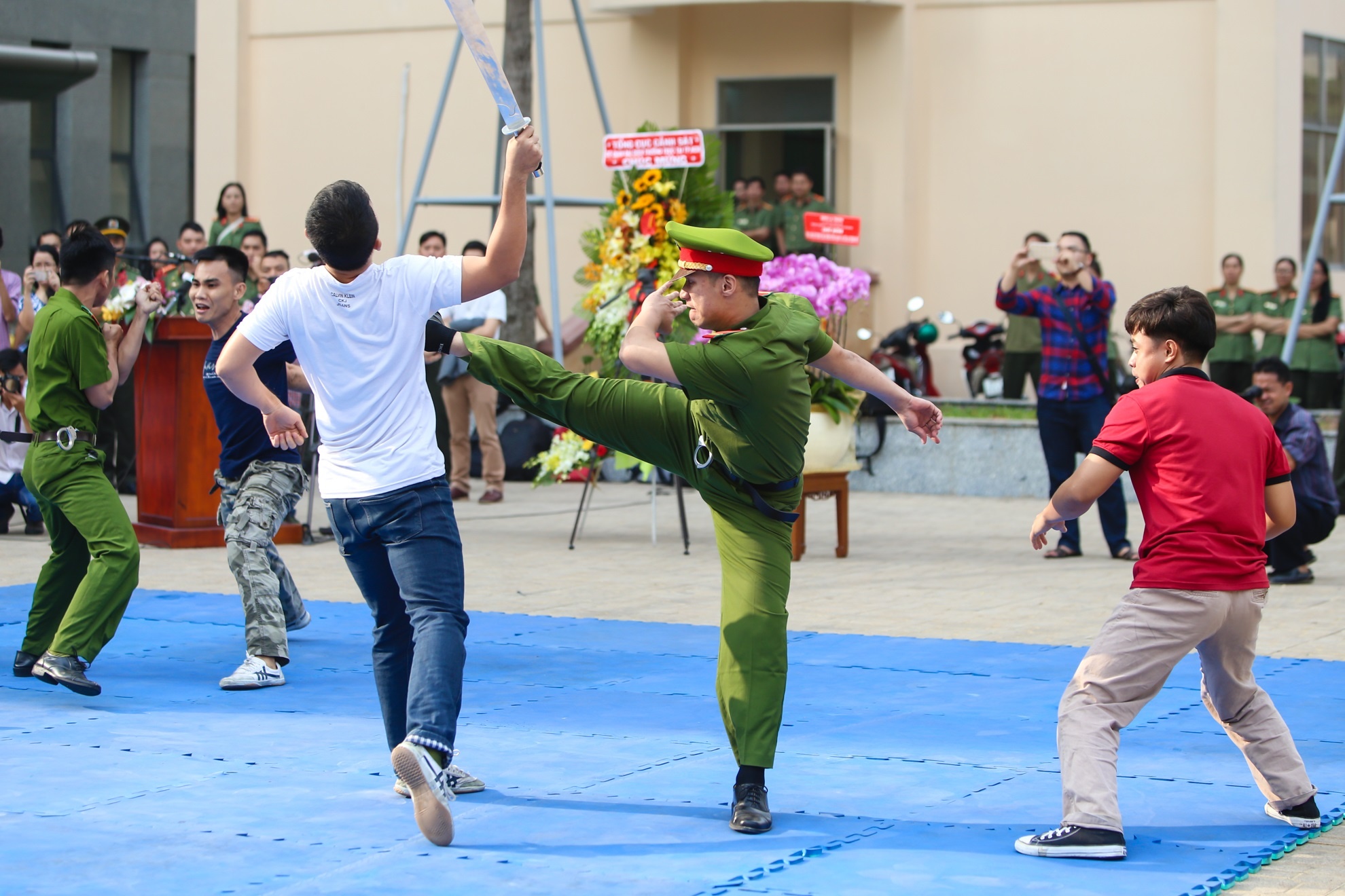 Doi canh sat hinh su dac nhiem huong Nam anh 6