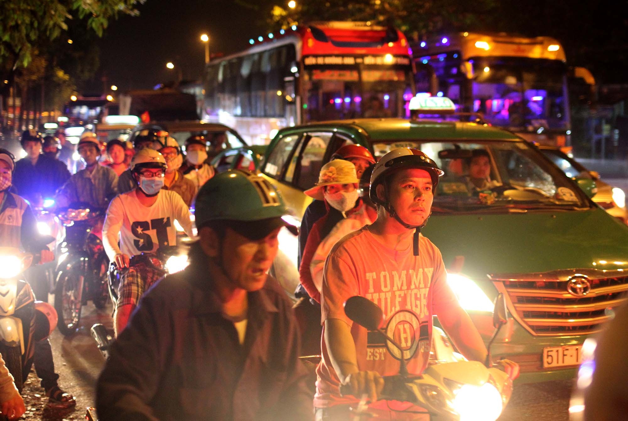 Ket xe o ben xe Mien Dong anh 1