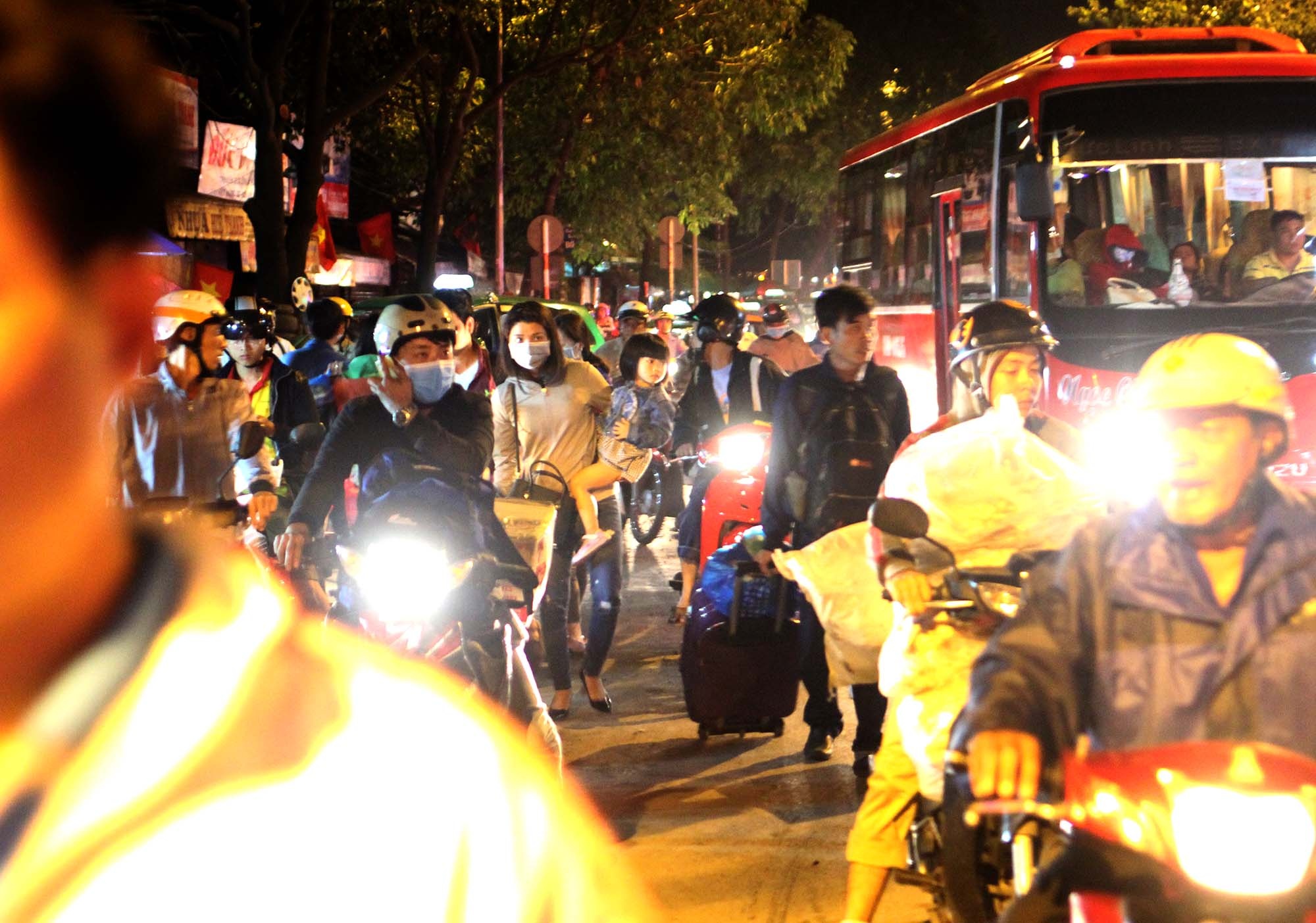 Ket xe o ben xe Mien Dong anh 3