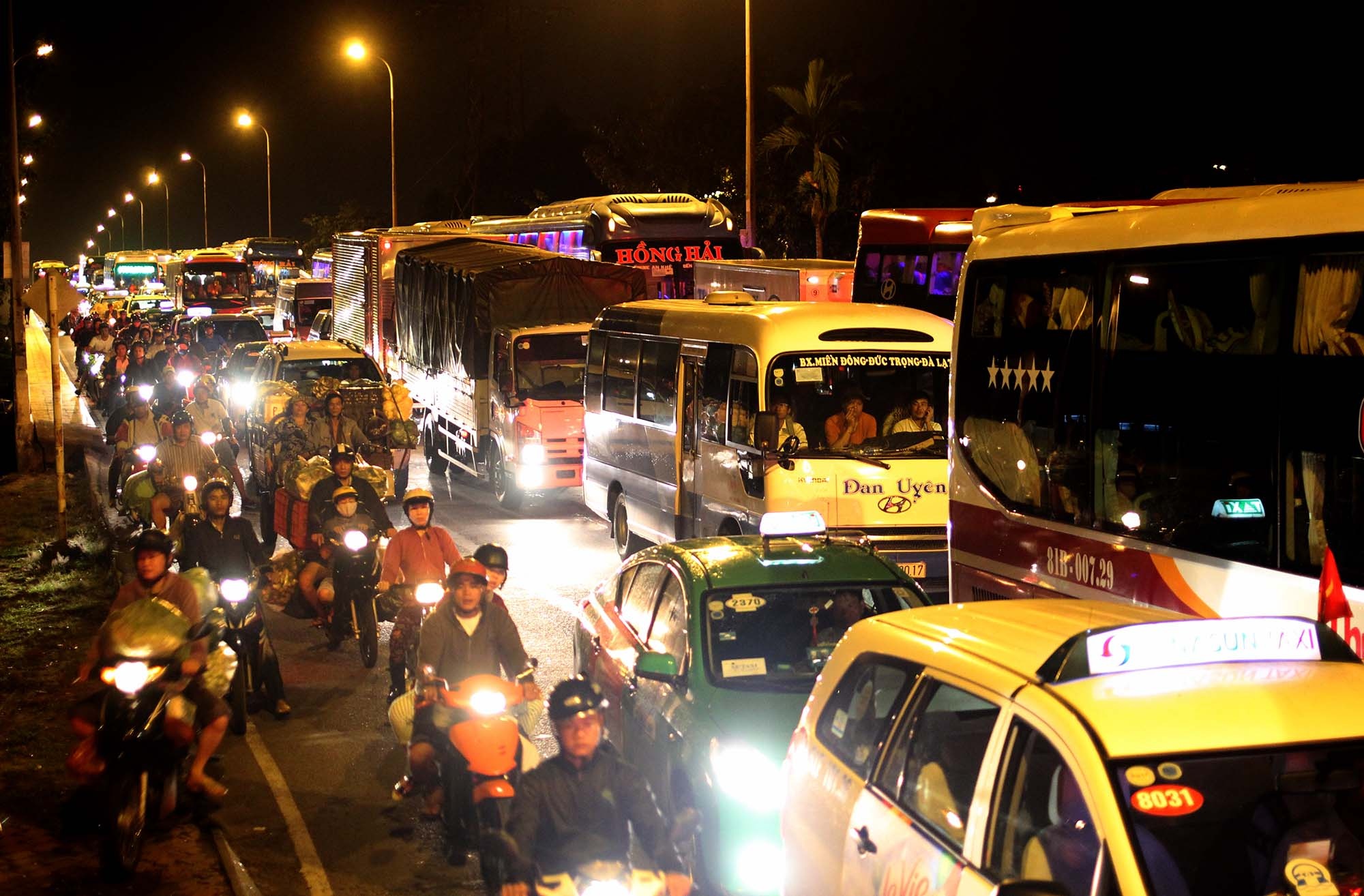 Nguoi dan ve Sai Gon khien giao thong un tac luc rang sang hinh anh