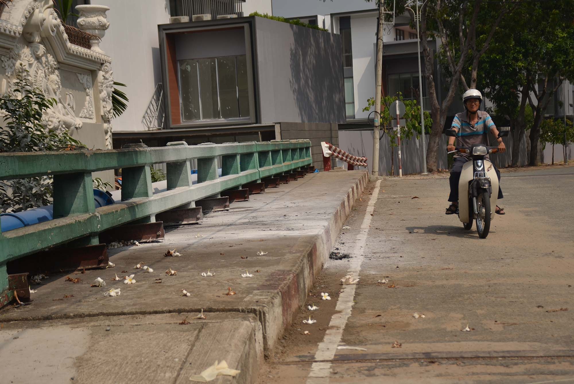 Hai nguoi dan ong boc chay tren cau o Sai Gon hinh anh