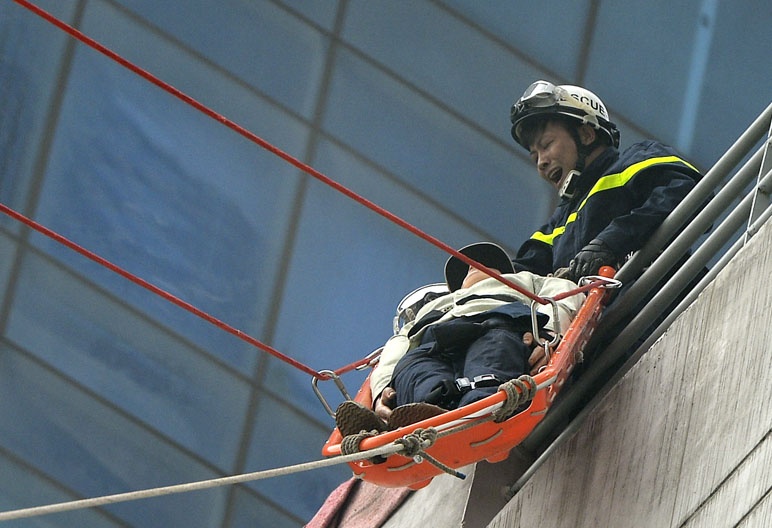 Cuu 4 nguoi thoat chet trong vu chay khach san o Sai Gon hinh anh