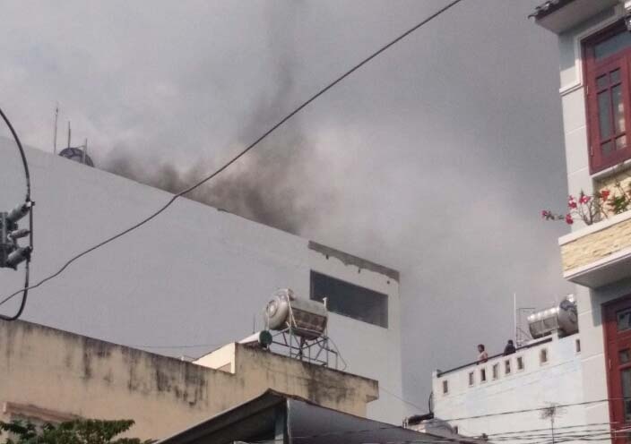 4 người thoát khỏi đám cháy khách sạn ảnh 1 4 nguoi thoat khoi dam chay khach san anh 1