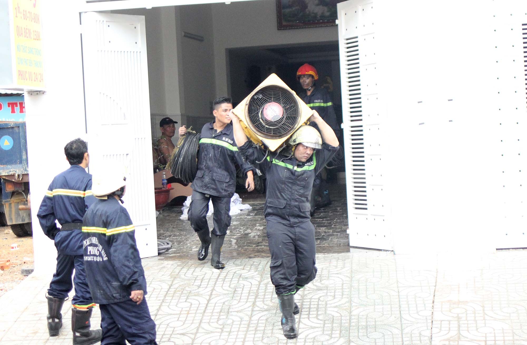 4 người thoát khỏi đám cháy khách sạn ảnh 2 4 nguoi thoat khoi dam chay khach san anh 2