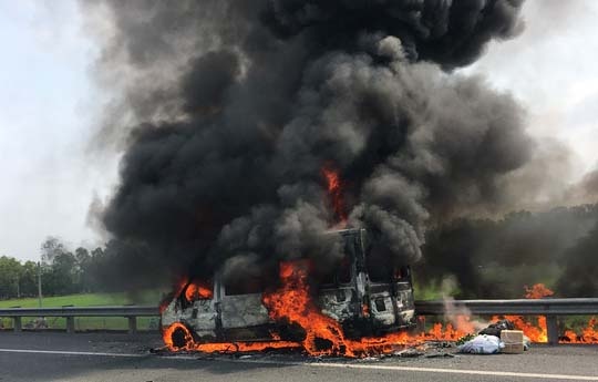 Xe 16 cho chay ngun ngut tren cao toc TP.HCM – Trung Luong hinh anh