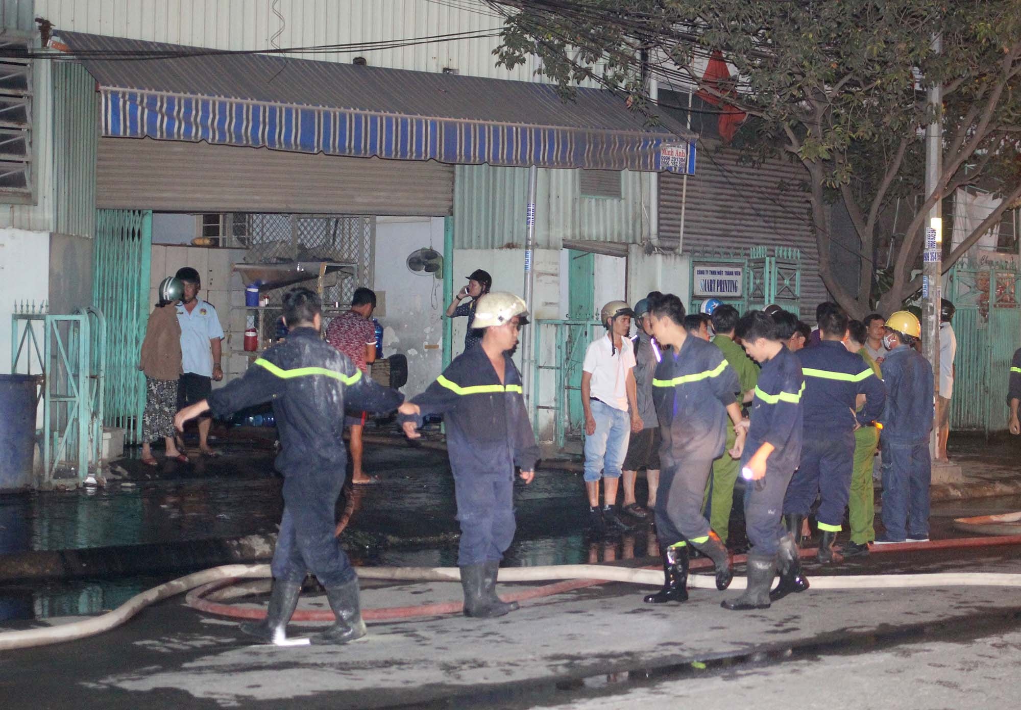 Nang cua cuu nguoi thoat khoi dam chay xuong in hinh anh