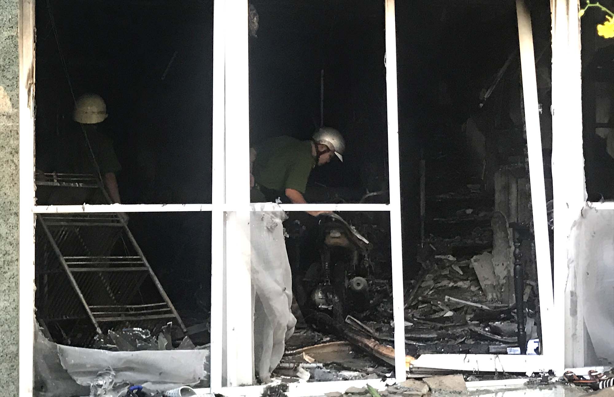 Cuu song 5 nguoi mac ket trong dam chay can nha 4 tang hinh anh