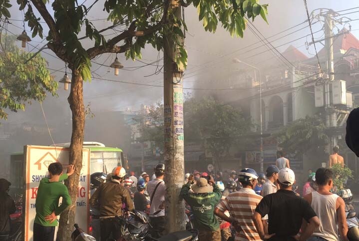 Cua hang gau bong o Sai Gon boc chay du doi hinh anh