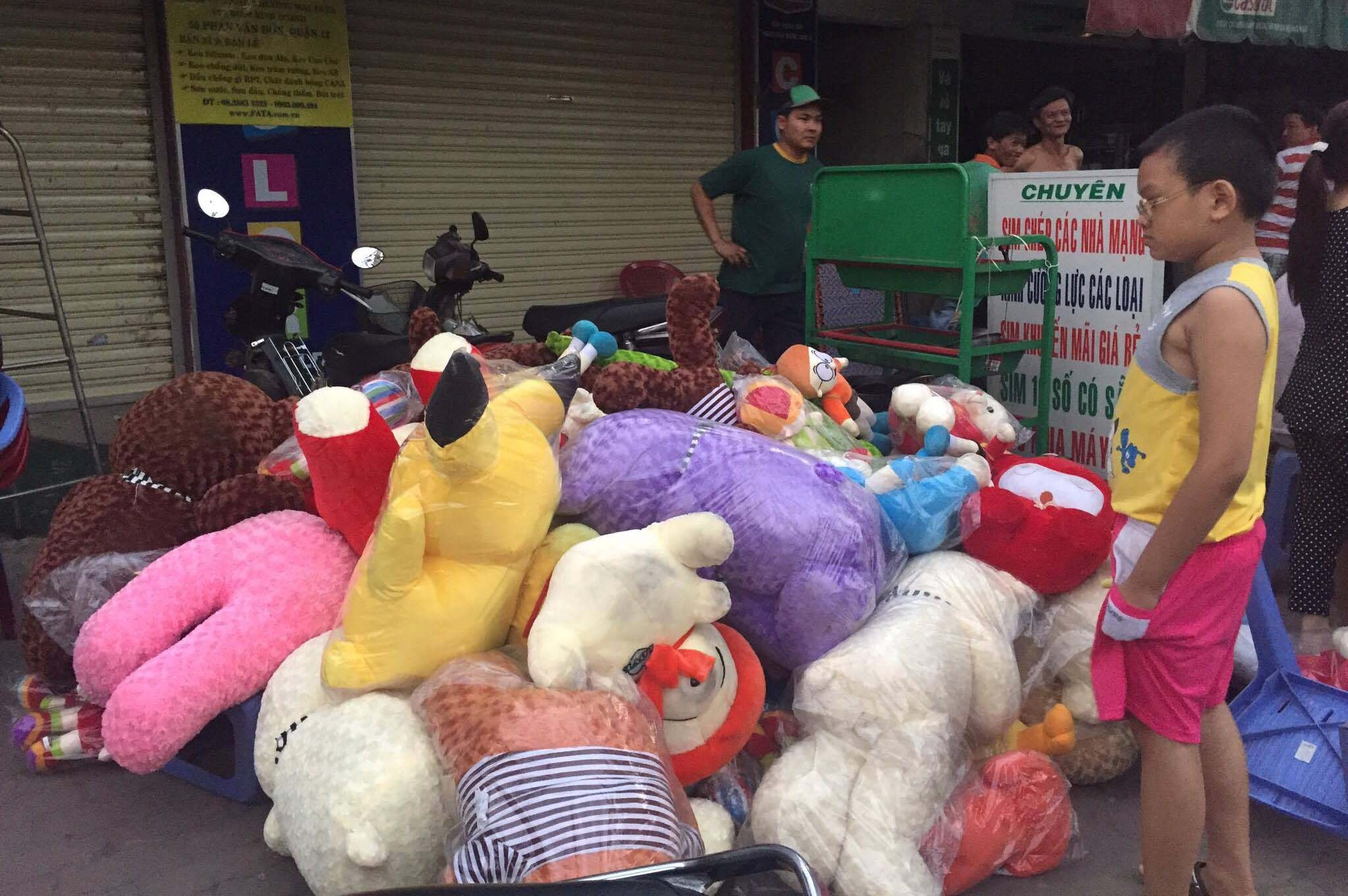 Cua hang gau bong o Sai Gon phat hoa truoc ngay le tinh yeu hinh anh