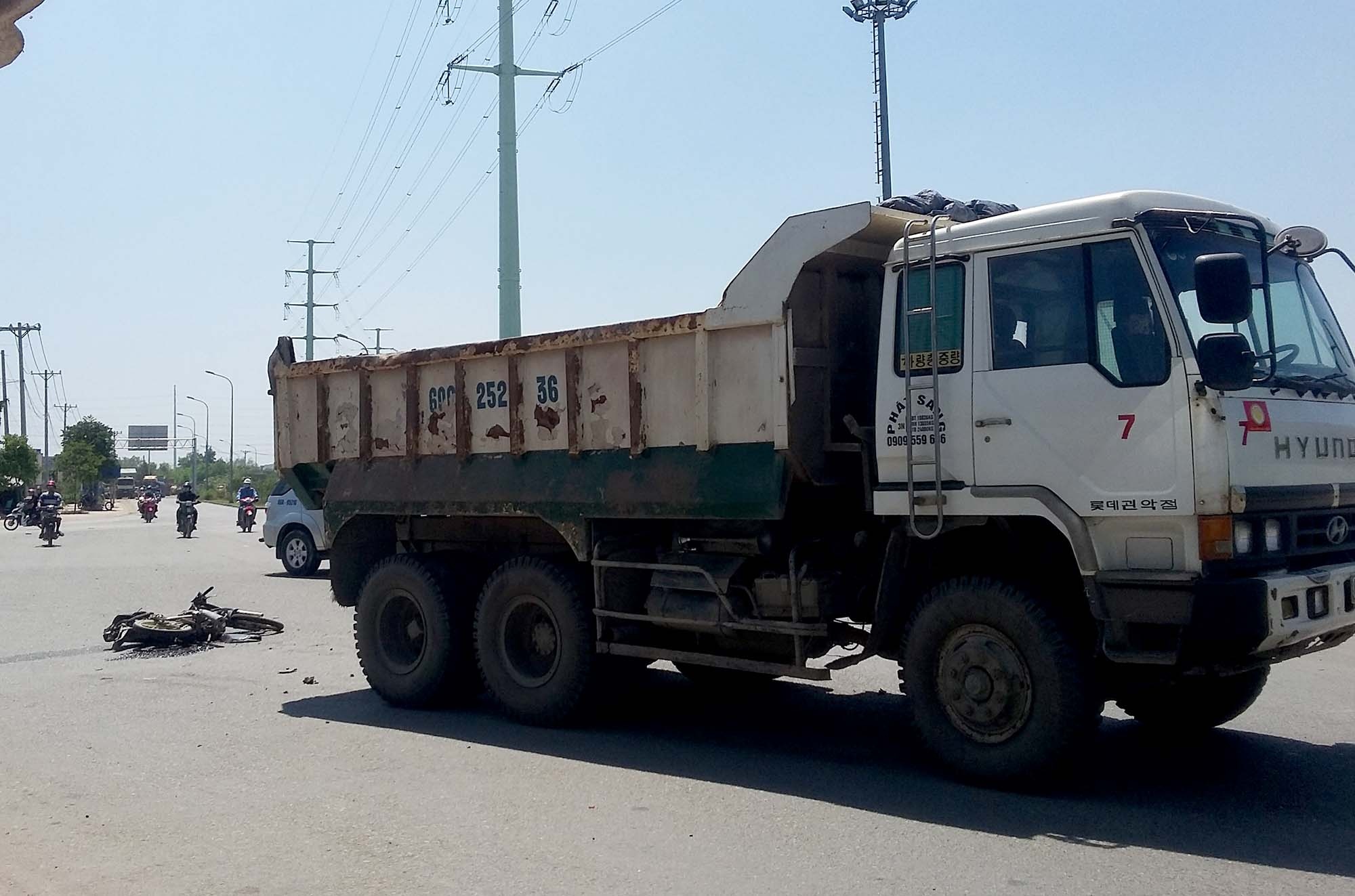 Xe ben can qua nguoi dan ong di xe may o Sai Gon hinh anh