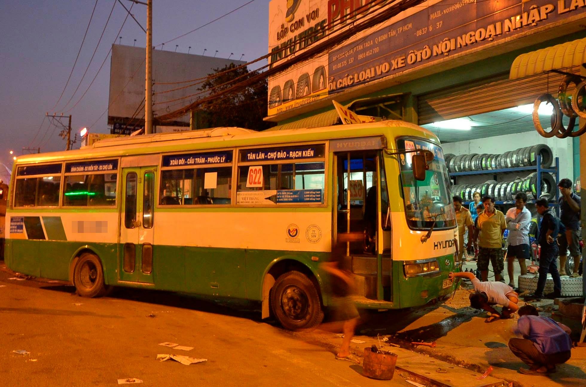 xe buyt nuot xe may o sai gon anh 1