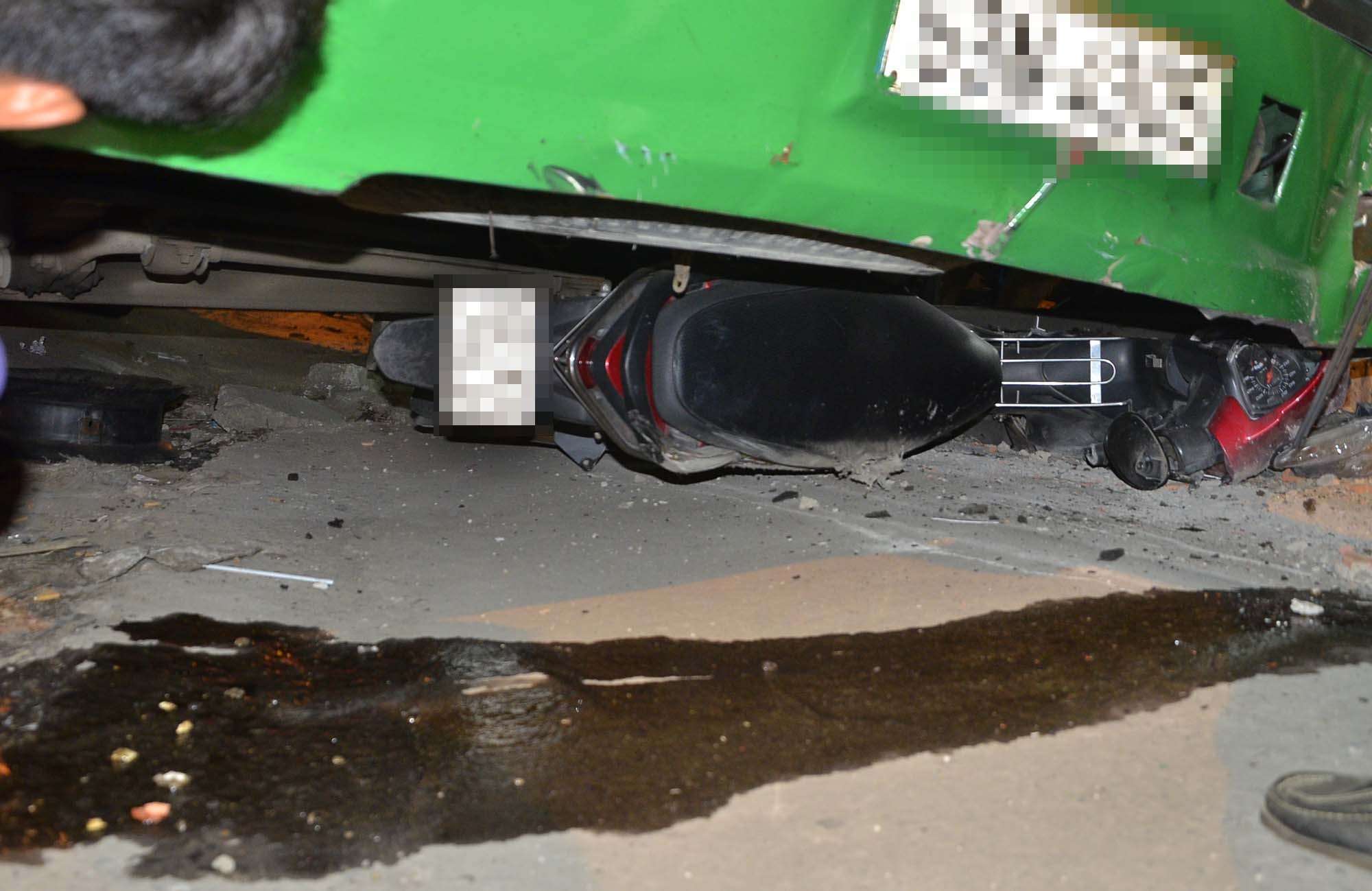 Xe buyt Sai Gon 'nuot' xe may vao gam, mot phu nu nhap vien hinh anh