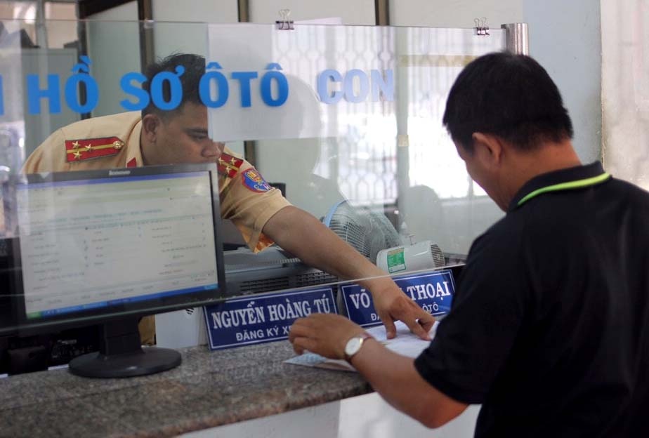 Chi 1/4 truong hop bi phat nguoi vi pham giao thong nop phat hinh anh