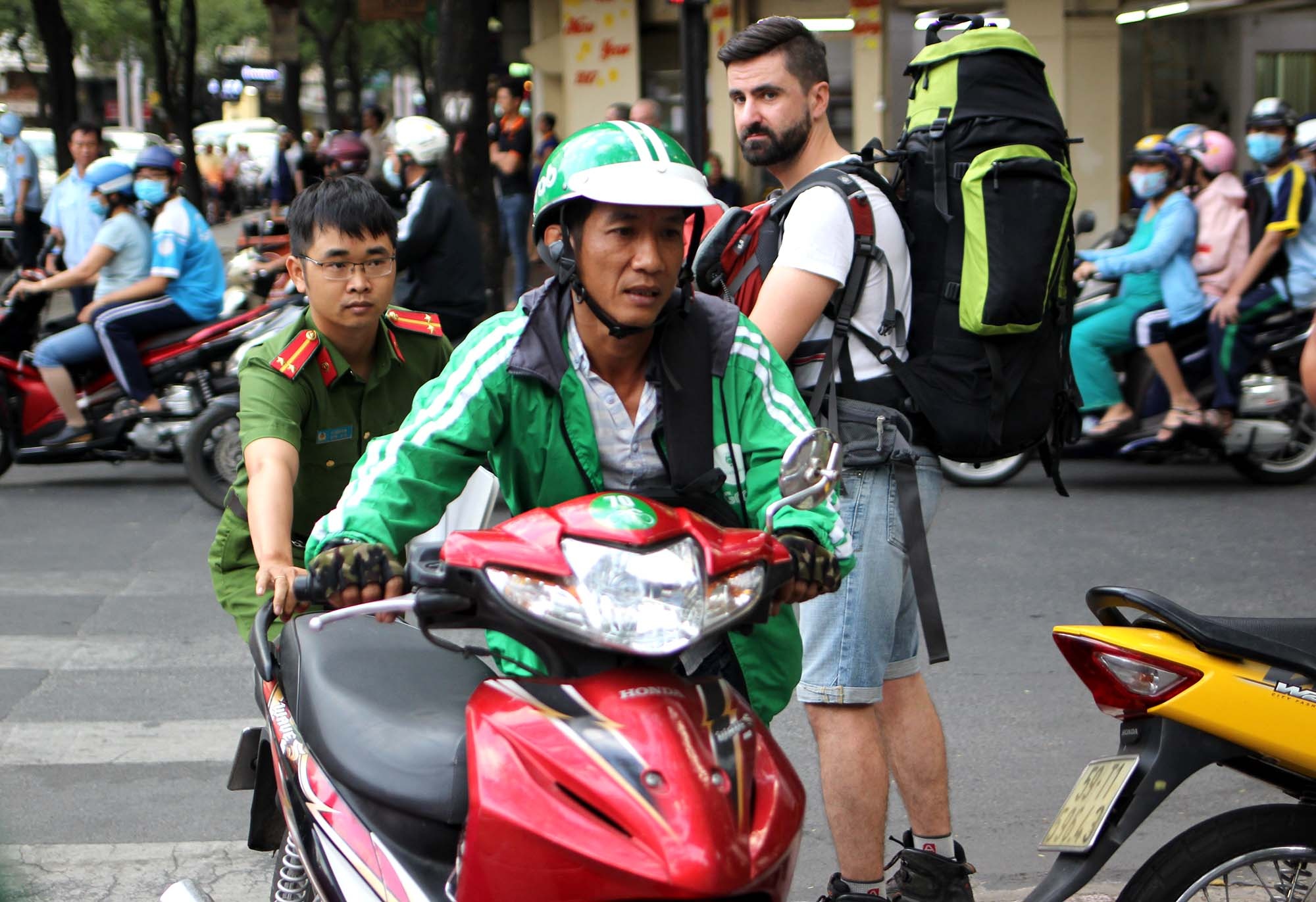 chay xe tren via he anh 2