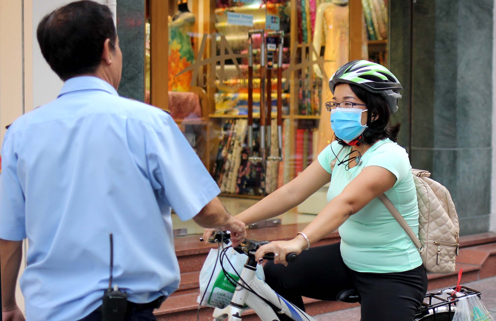 Di xe dap len via he cung bi phat hinh anh