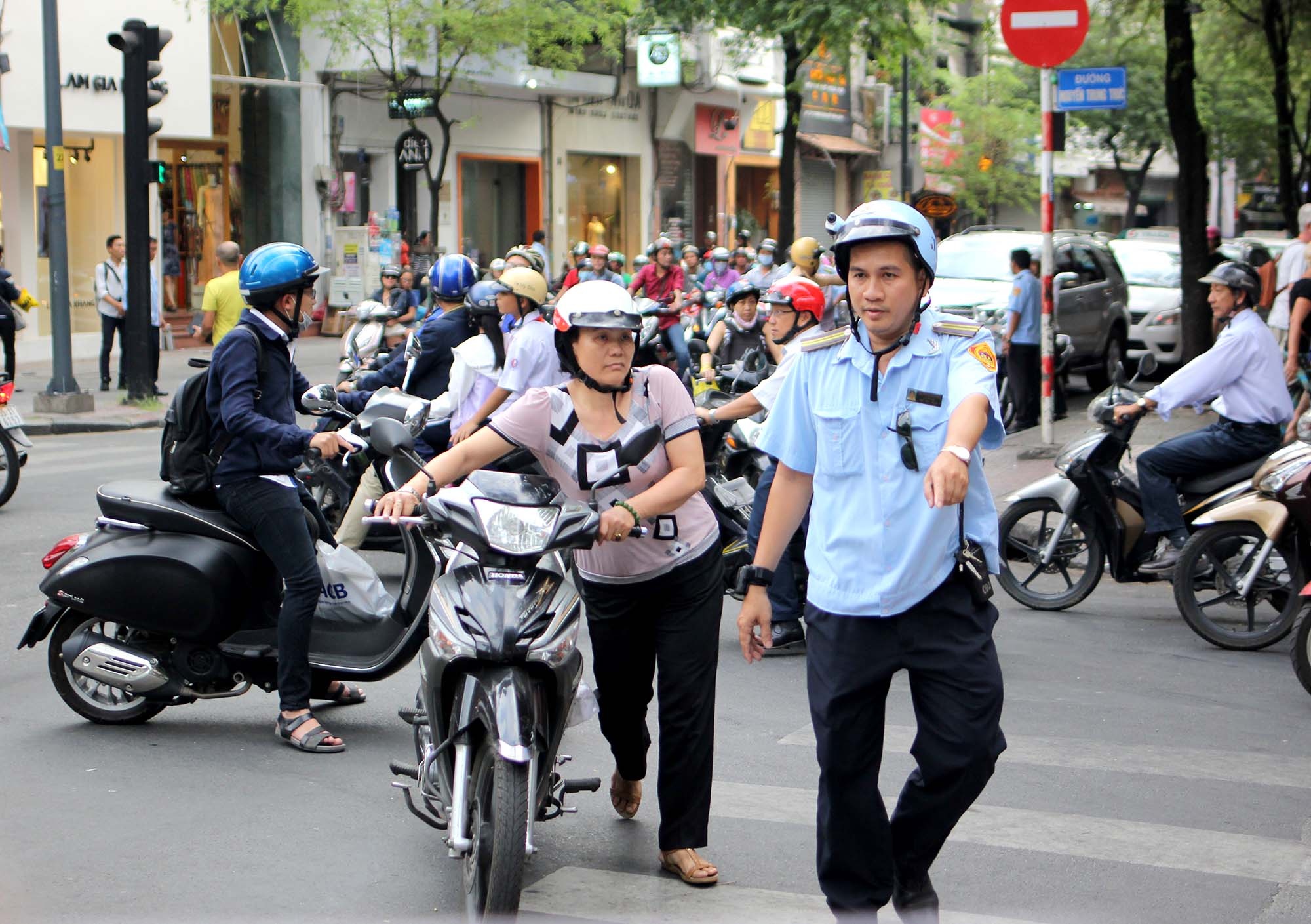 chay xe tren via he anh 1