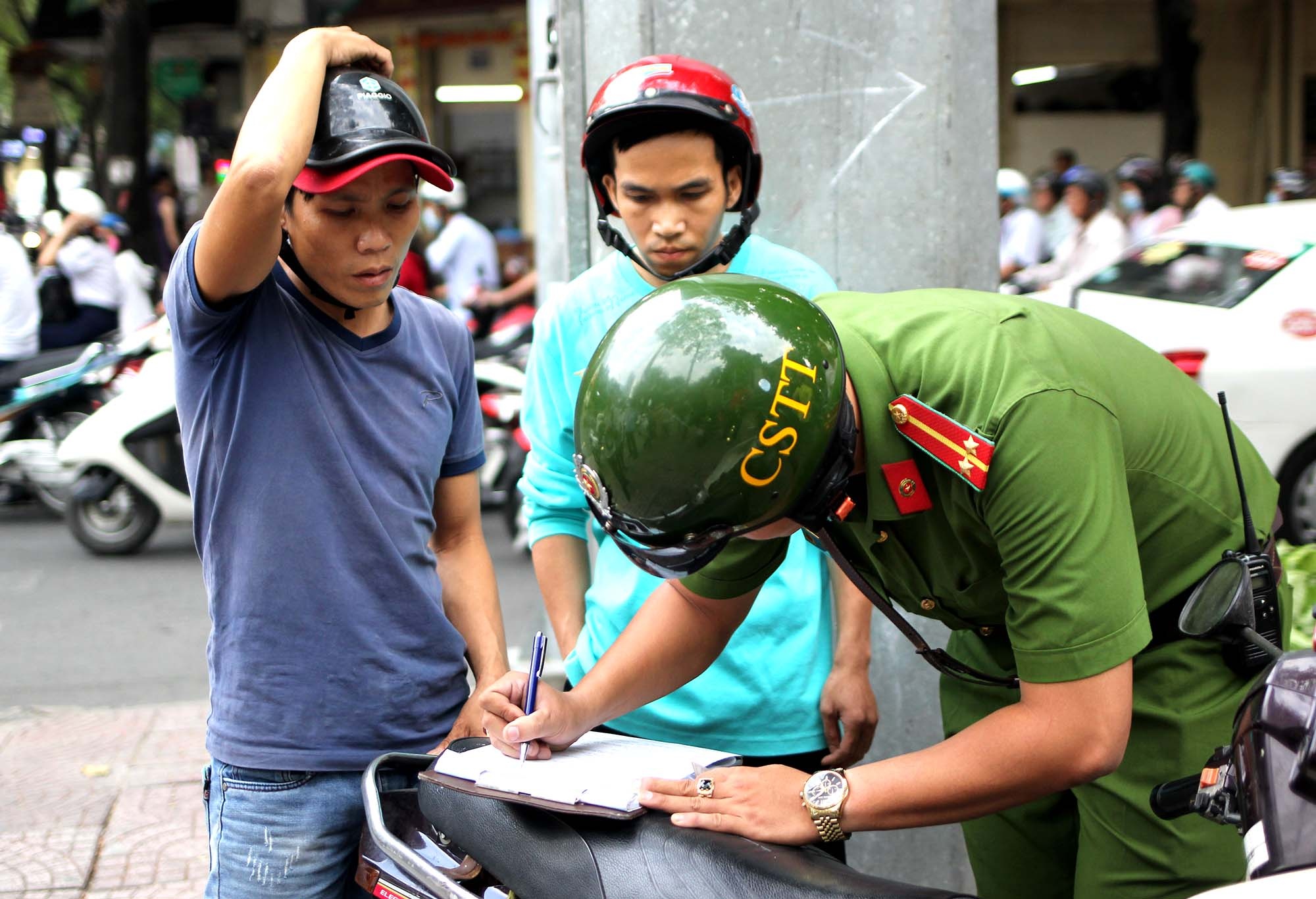 chay xe tren via he anh 4