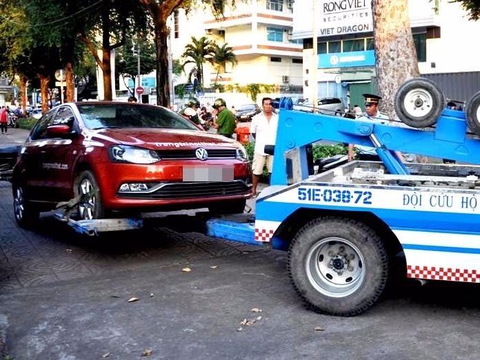 Cuoc chien gianh lai via he: Niem phong, cau oto vi pham hinh anh